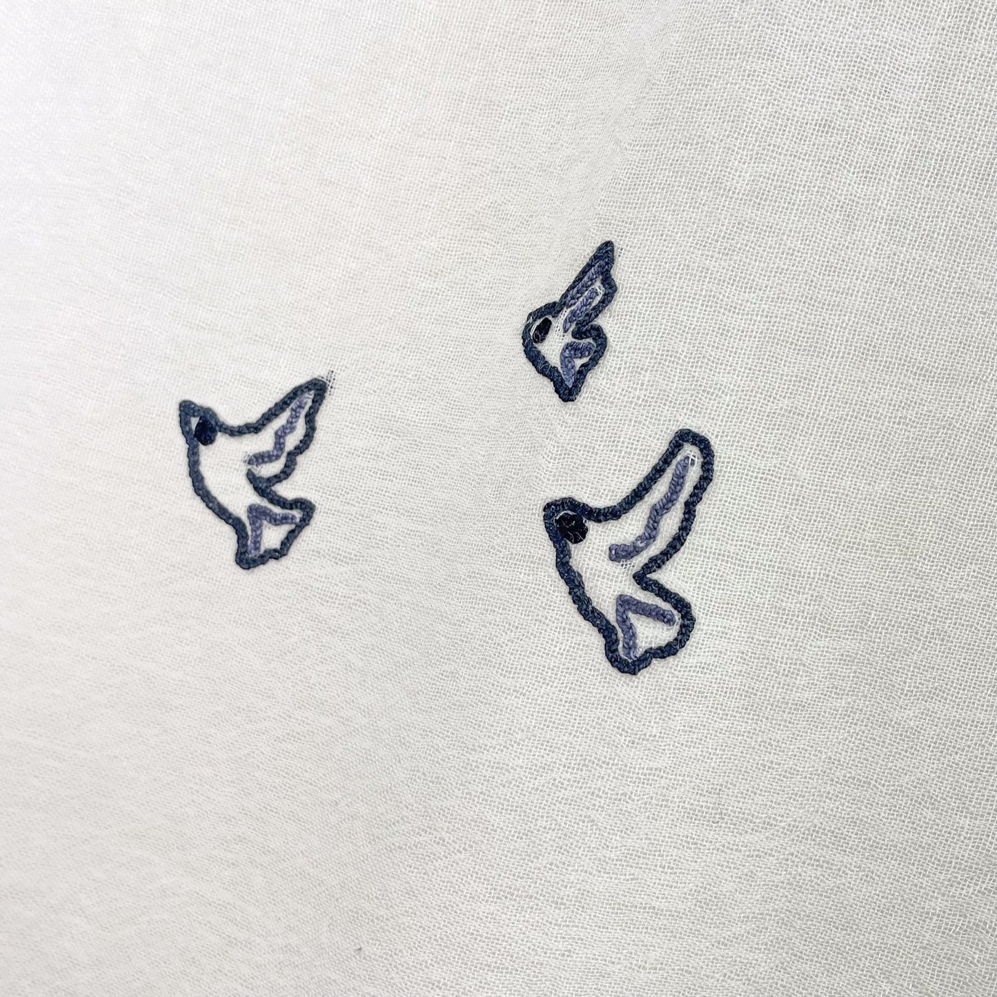 New Holiday Memories ウールシルク 手刺繍ストール(ホワイト/ブラック)