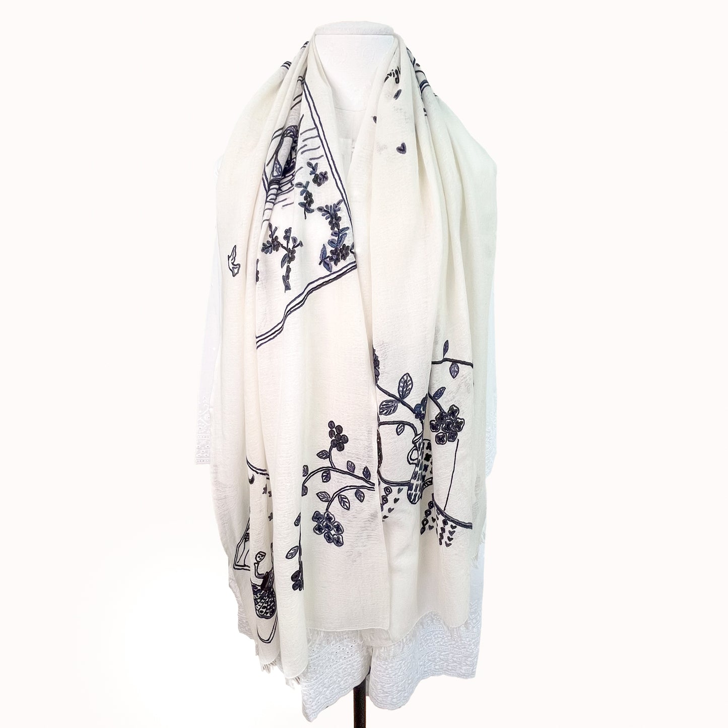 New Holiday Memories ウールシルク 手刺繍ストール(ホワイト/ブラック)