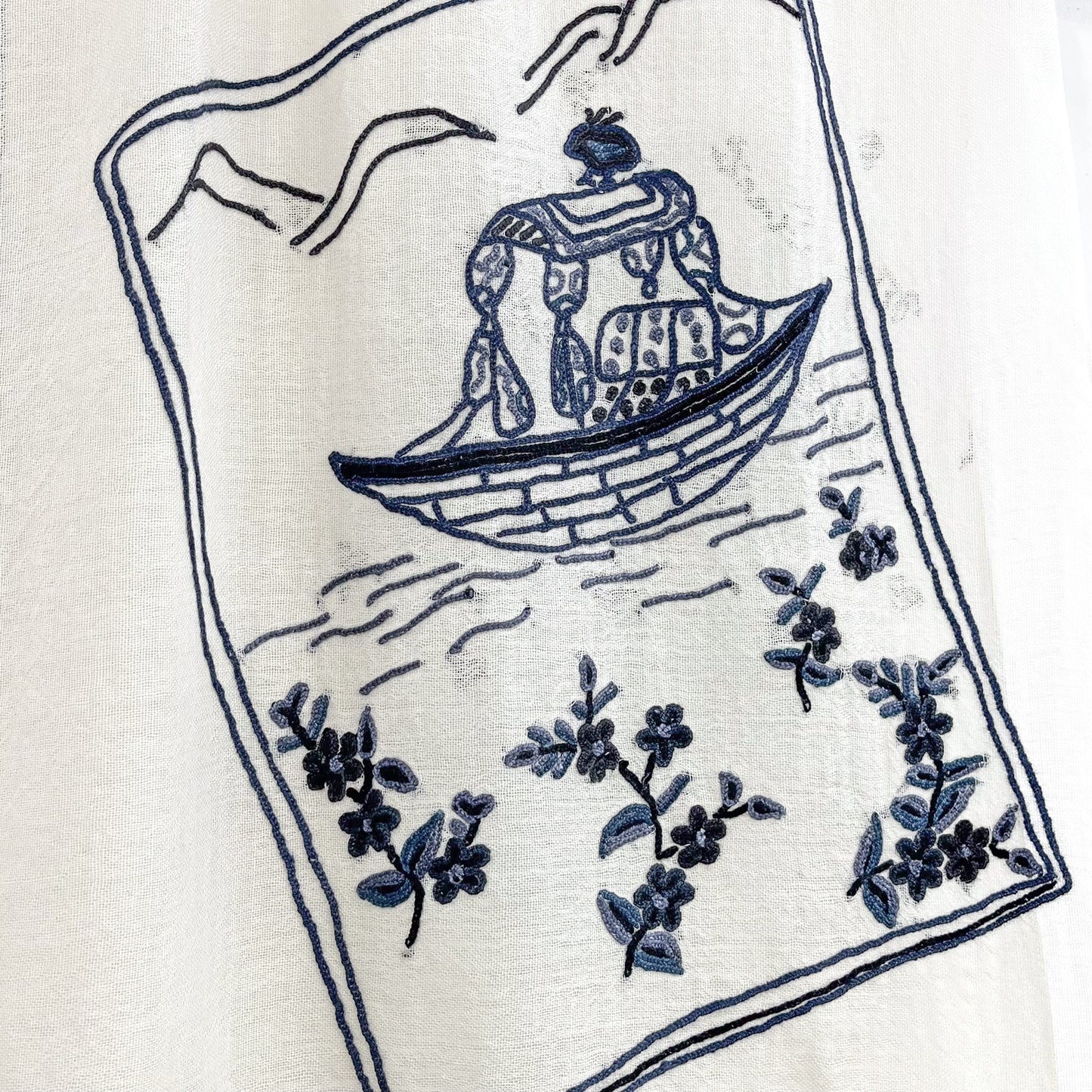 New Holiday Memories ウールシルク 手刺繍ストール(ホワイト/ブラック)