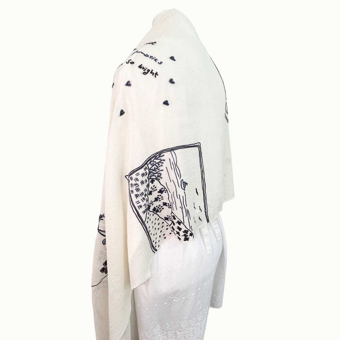 New Holiday Memories ウールシルク 手刺繍ストール(ホワイト/ブラック)