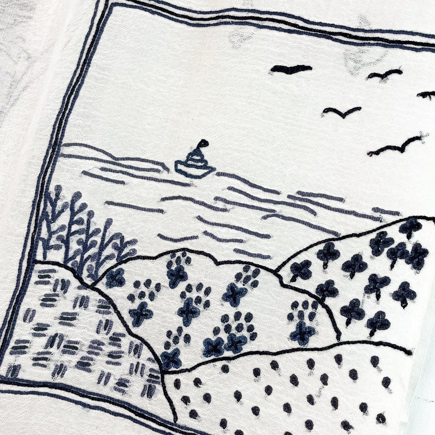 New Holiday Memories ウールシルク 手刺繍ストール(ホワイト/ブラック)