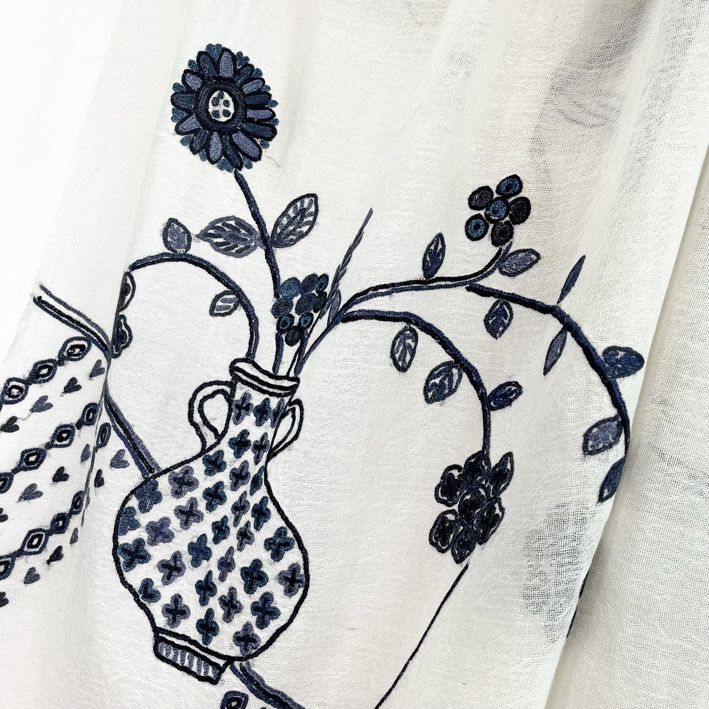 New Holiday Memories ウールシルク 手刺繍ストール(ホワイト/ブラック)