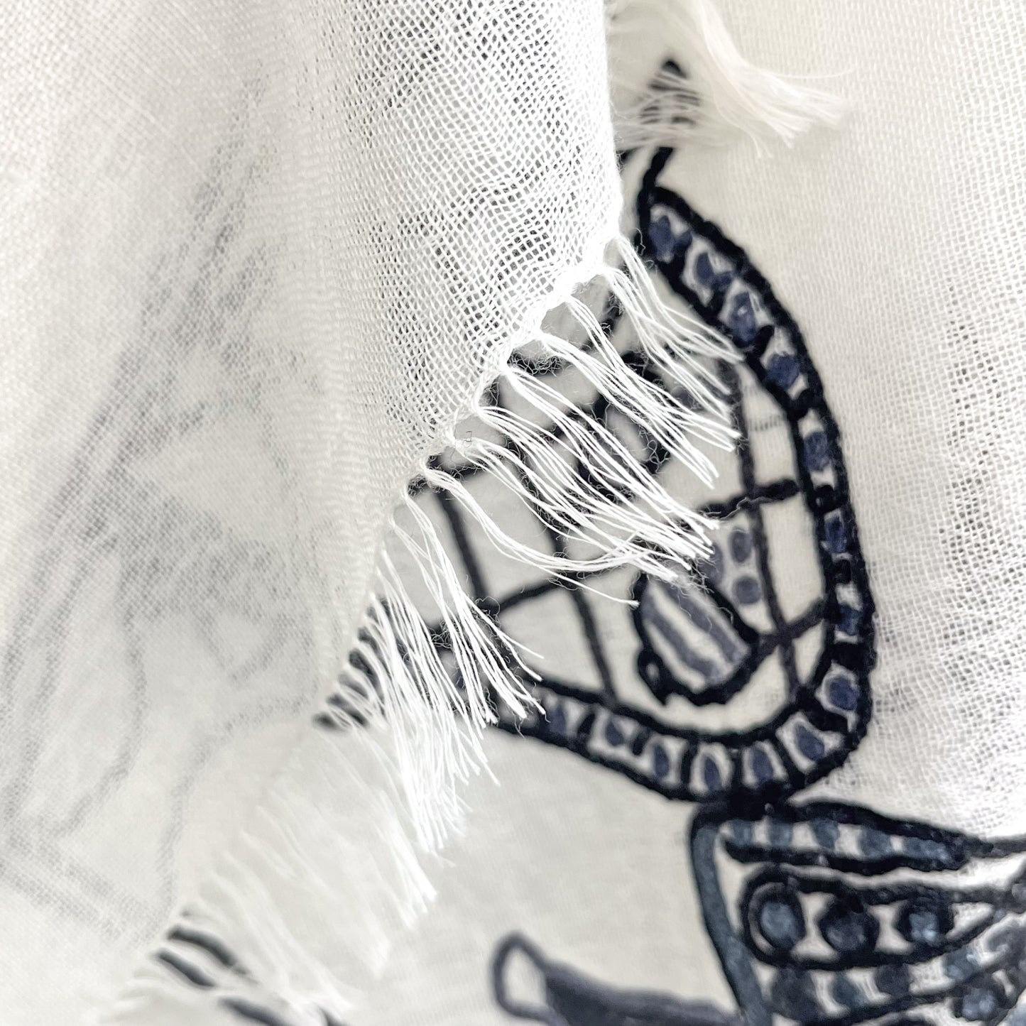 New Holiday Memories ウールシルク 手刺繍ストール(ホワイト/ブラック)