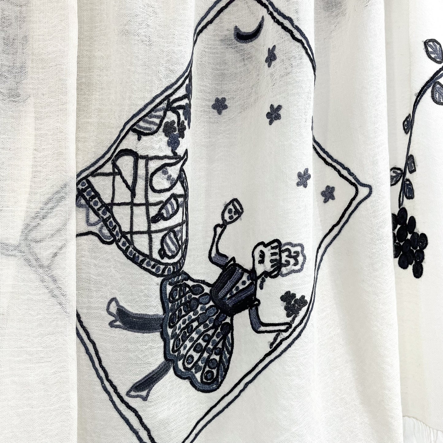 New Holiday Memories ウールシルク 手刺繍ストール(ホワイト/ブラック)