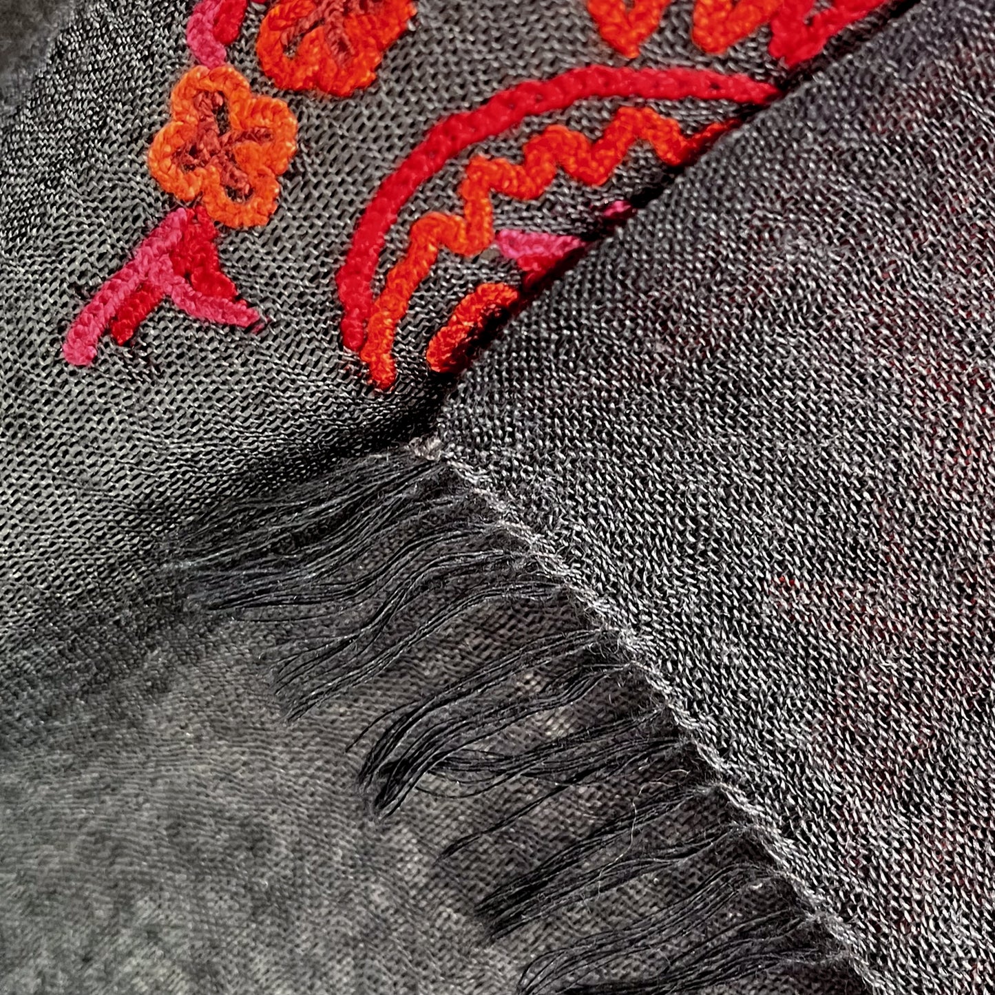 Lace 薄手ウール&シルク アリー手刺繍ストール (ダークグレー/レッド)