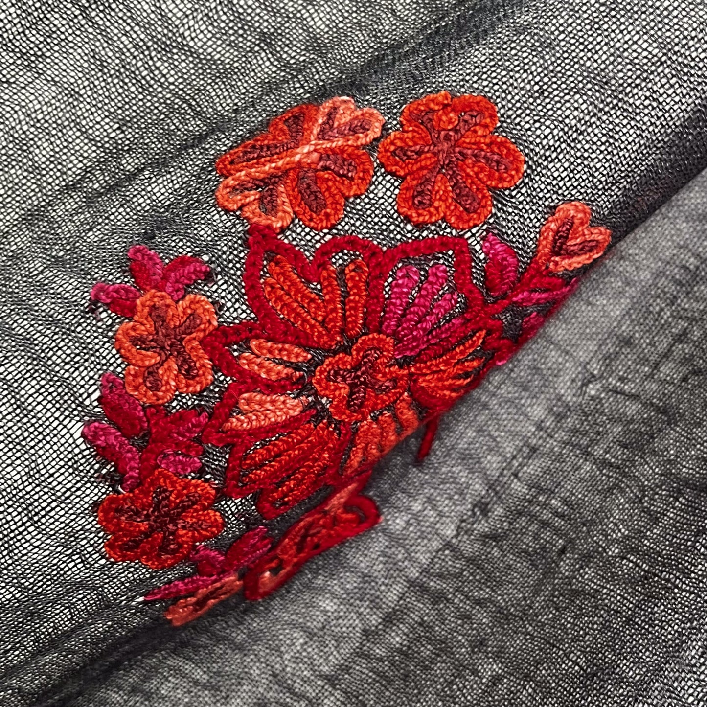 Lace 薄手ウール&シルク アリー手刺繍ストール (ダークグレー/レッド)