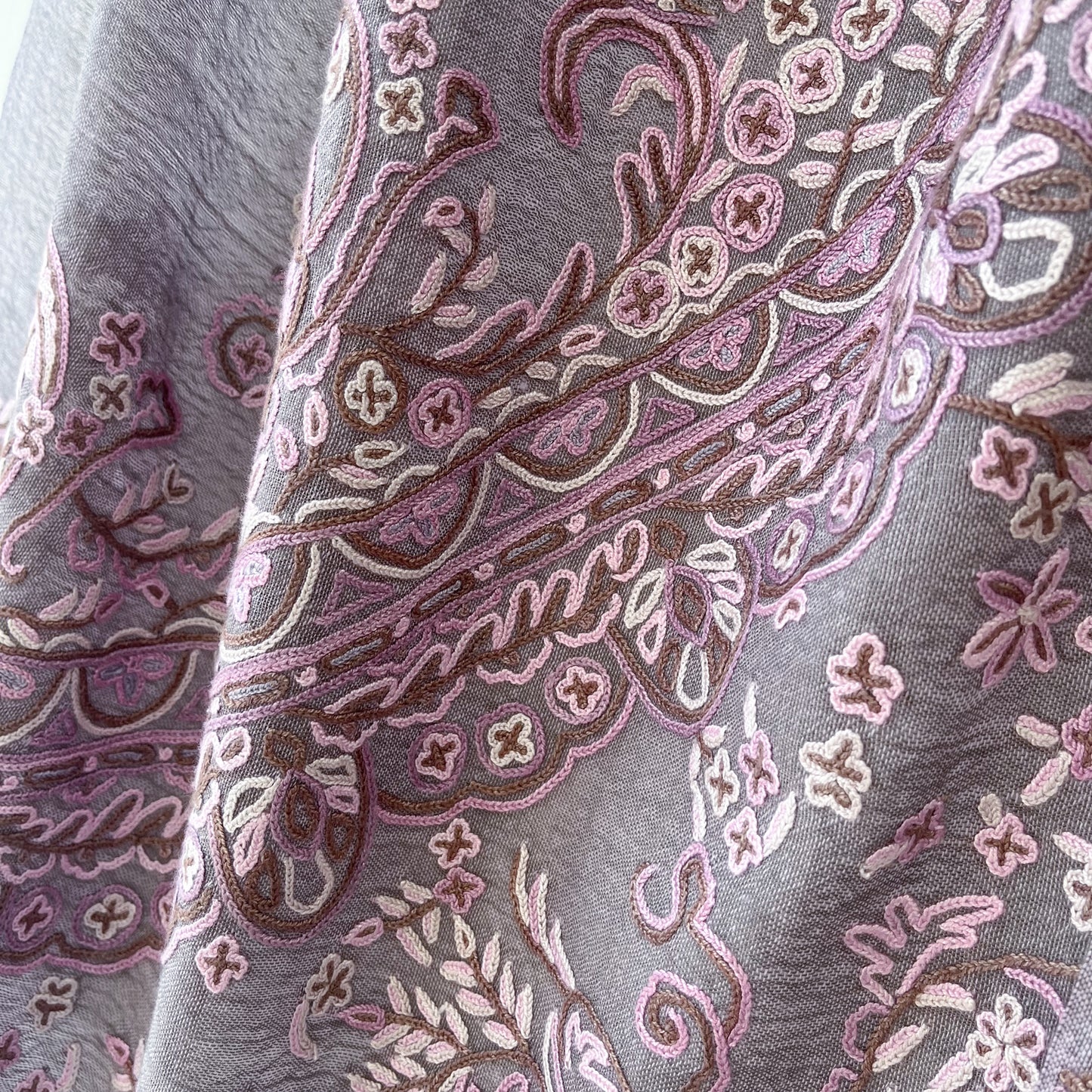 Lace 薄手ウール&シルク アリー手刺繍ストール (グレージュ/パープル)