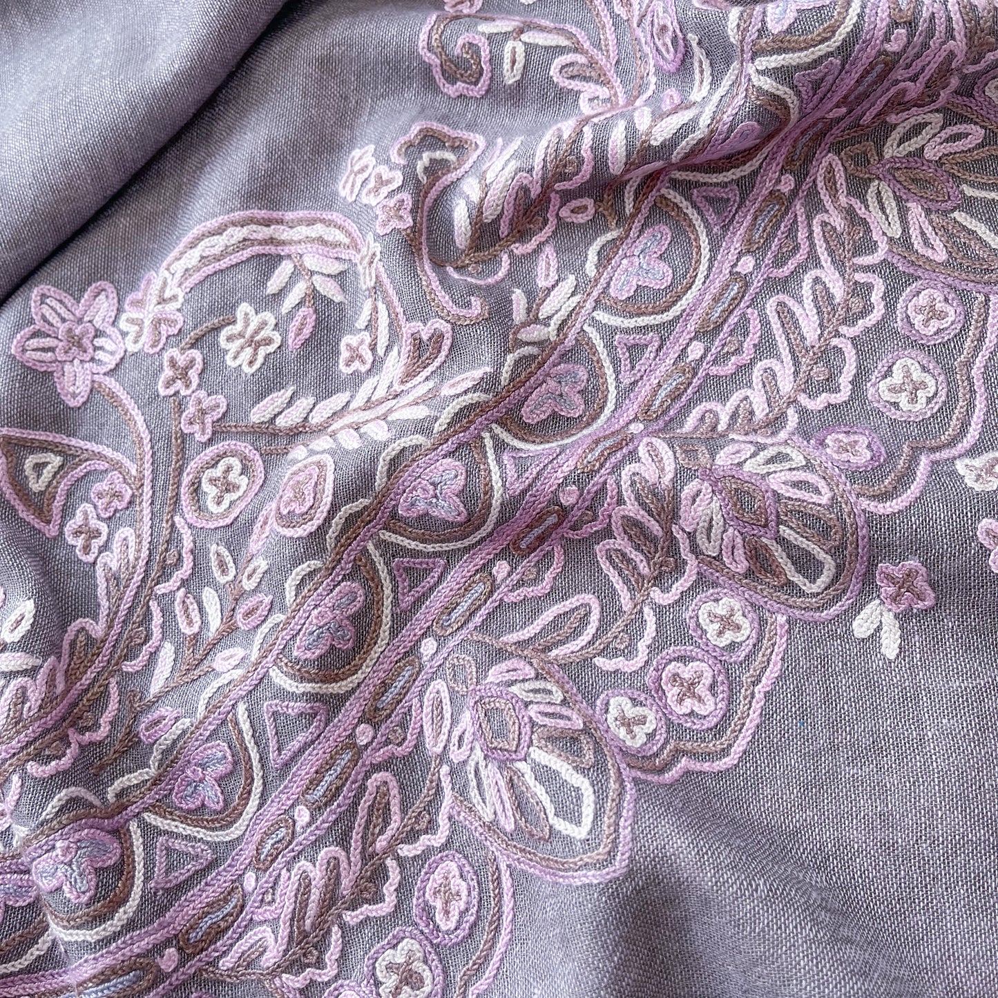 Lace 薄手ウール&シルク アリー手刺繍ストール (グレージュ/パープル)