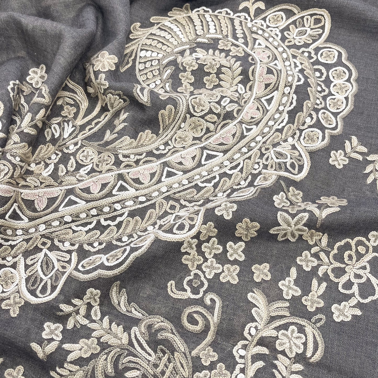 Lace 薄手ウール&シルク アリー手刺繍ストール (ダークグレー/グレージュ)