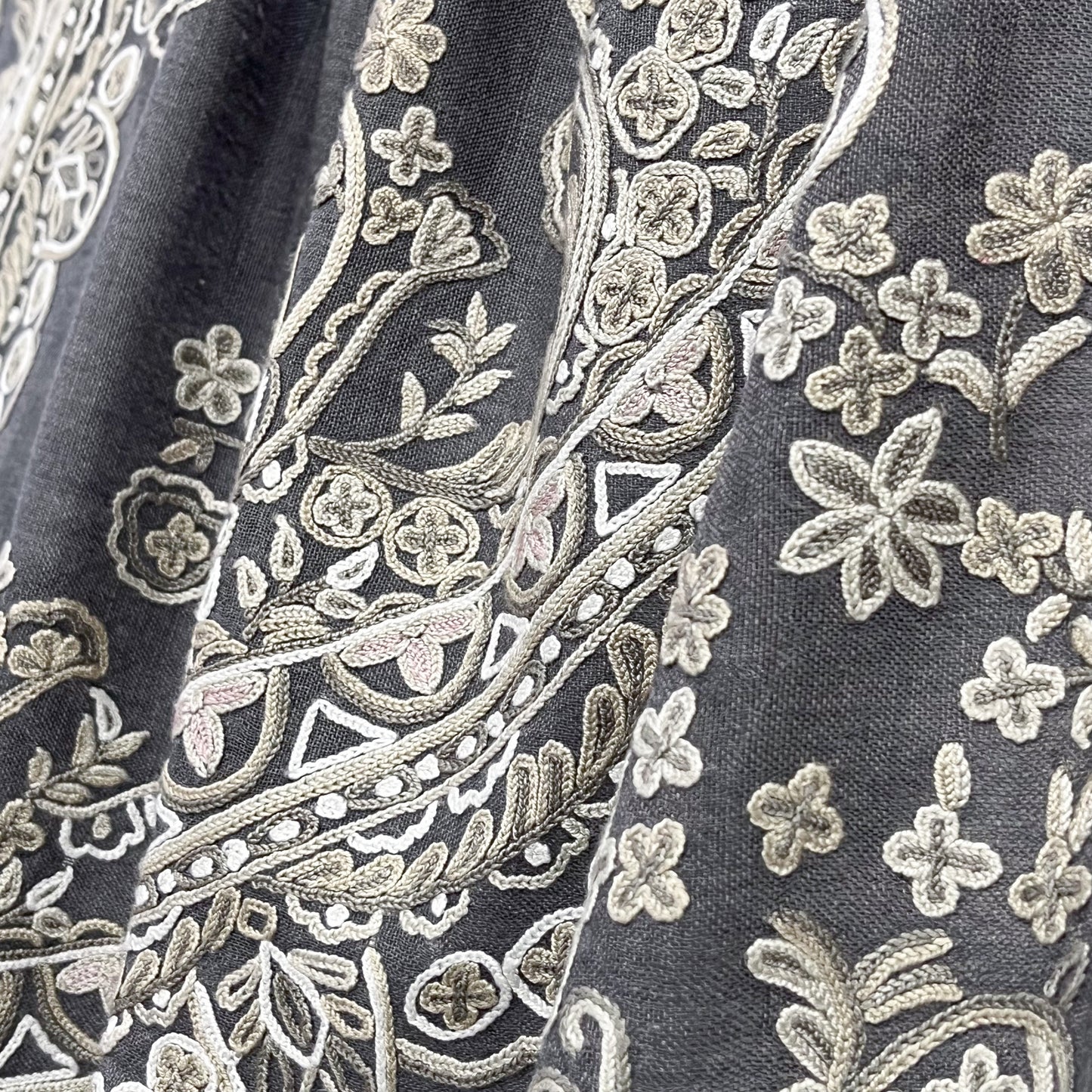 Lace 薄手ウール&シルク アリー手刺繍ストール (ダークグレー/グレージュ)