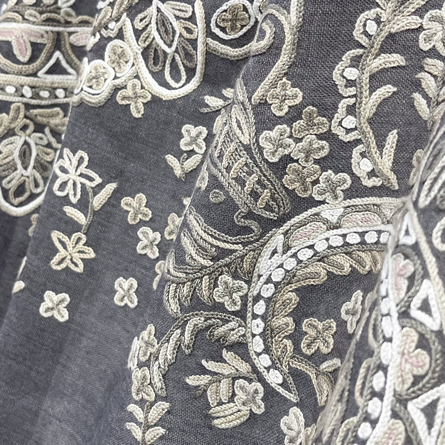 Lace 薄手ウール&シルク アリー手刺繍ストール (ダークグレー/グレージュ)