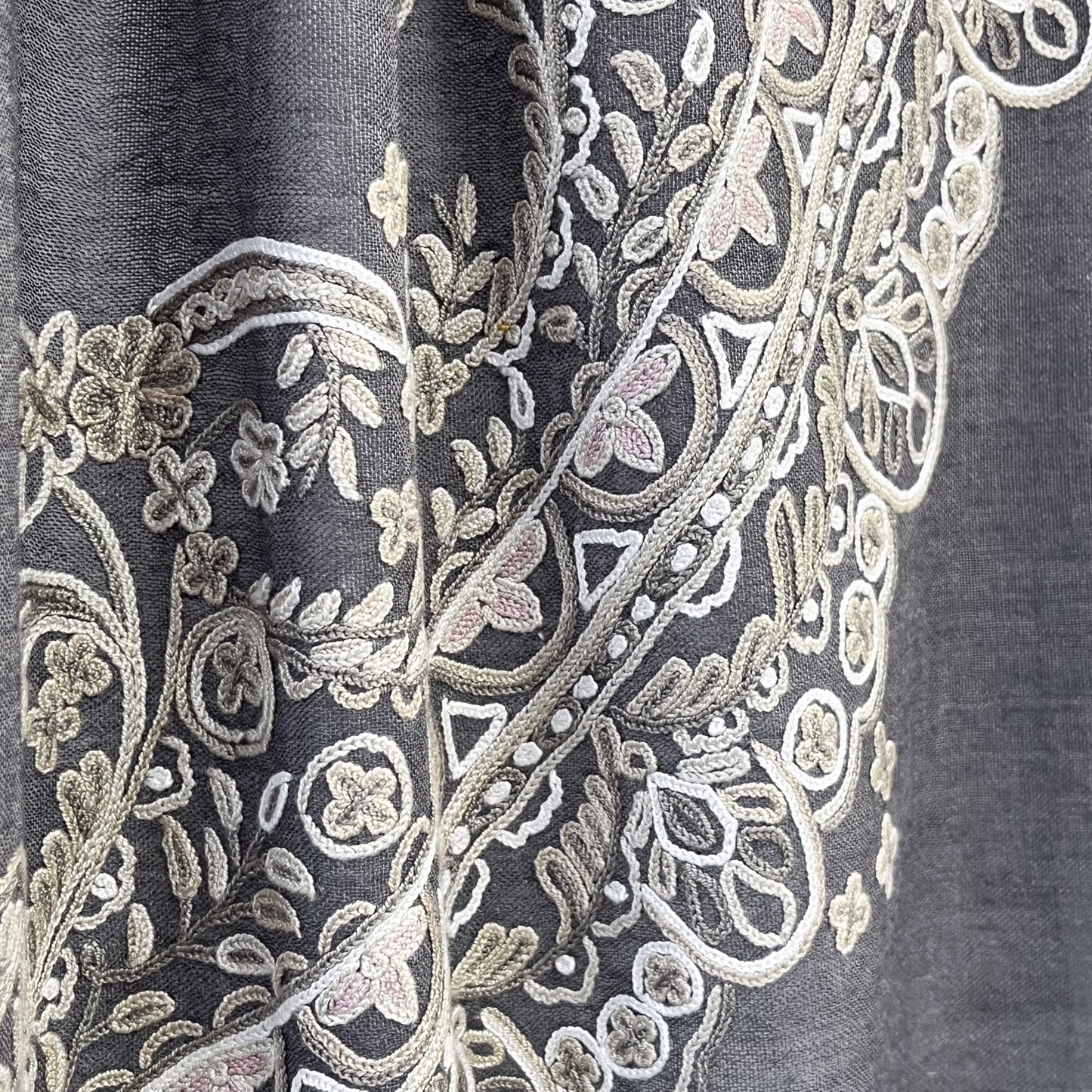 Lace 薄手ウール&シルク アリー手刺繍ストール (ダークグレー/グレージュ)