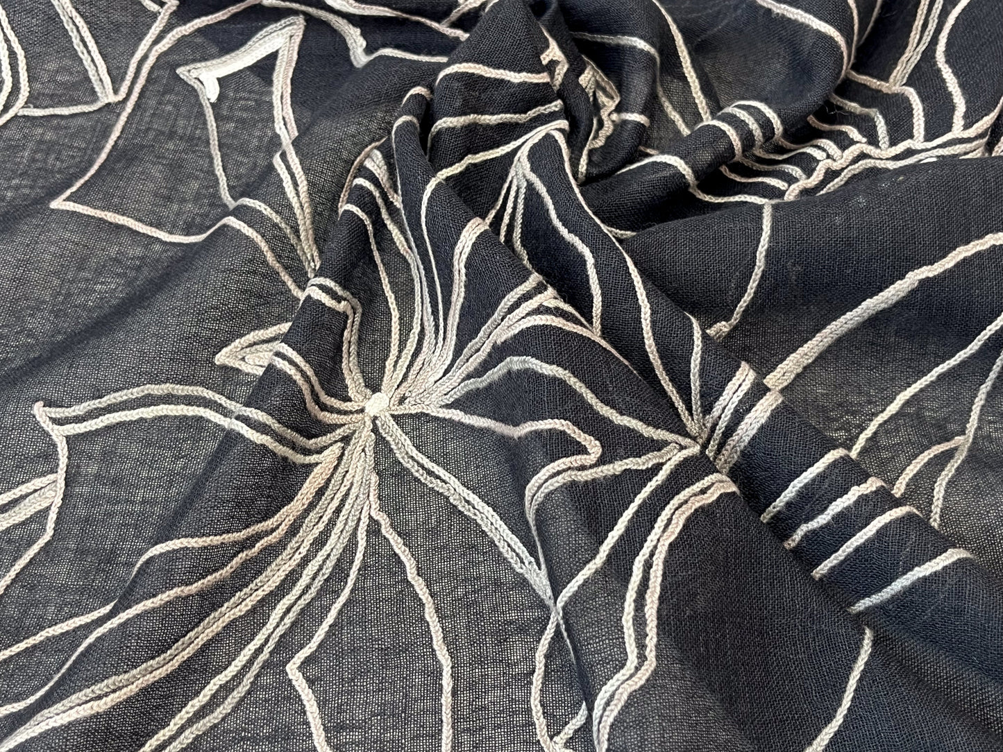 Line & Dot Flower 薄手ウール&シルク アリー手刺繍ストール (オフブラック)