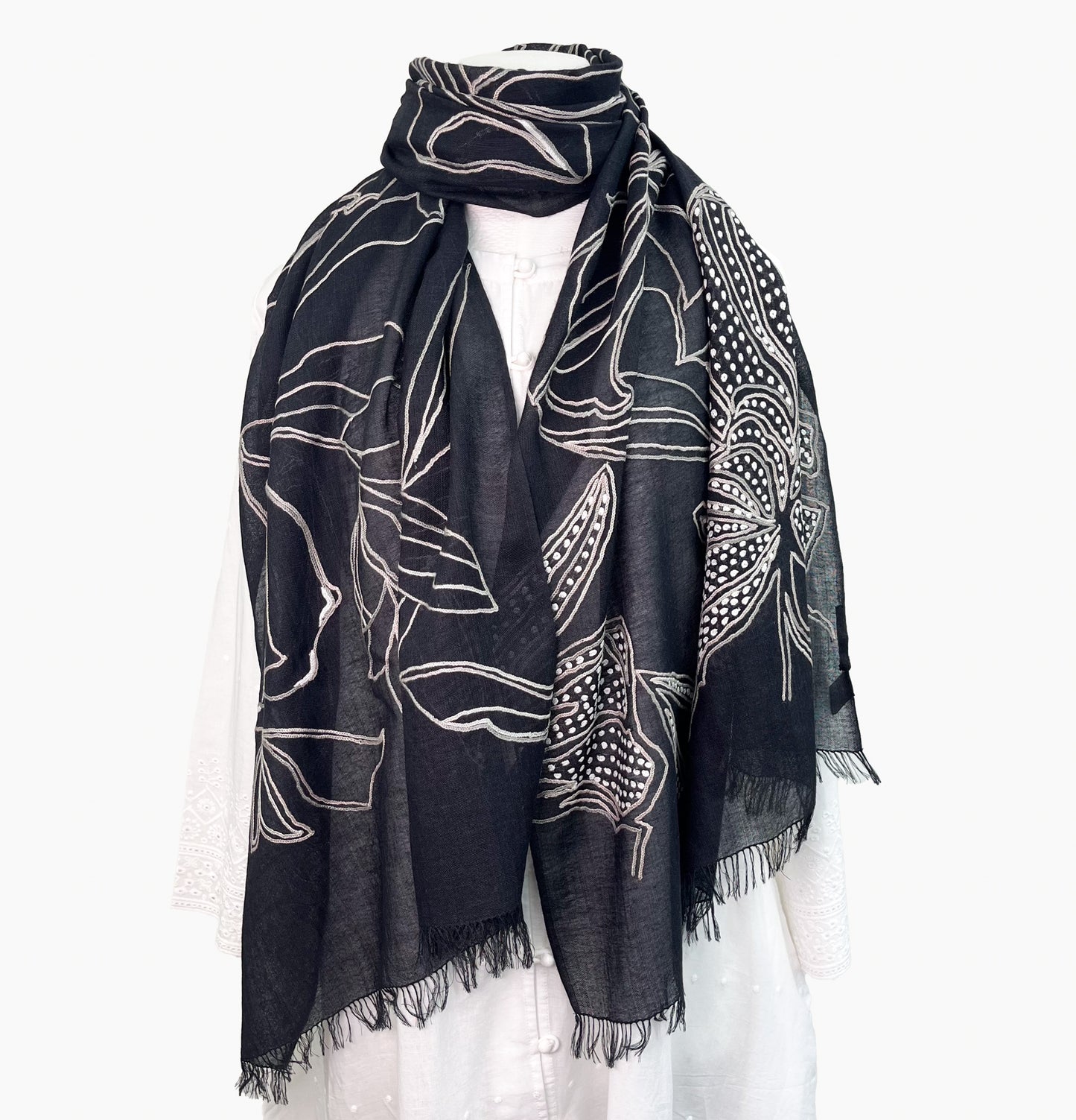 Line & Dot Flower 薄手ウール&シルク アリー手刺繍ストール (オフブラック)