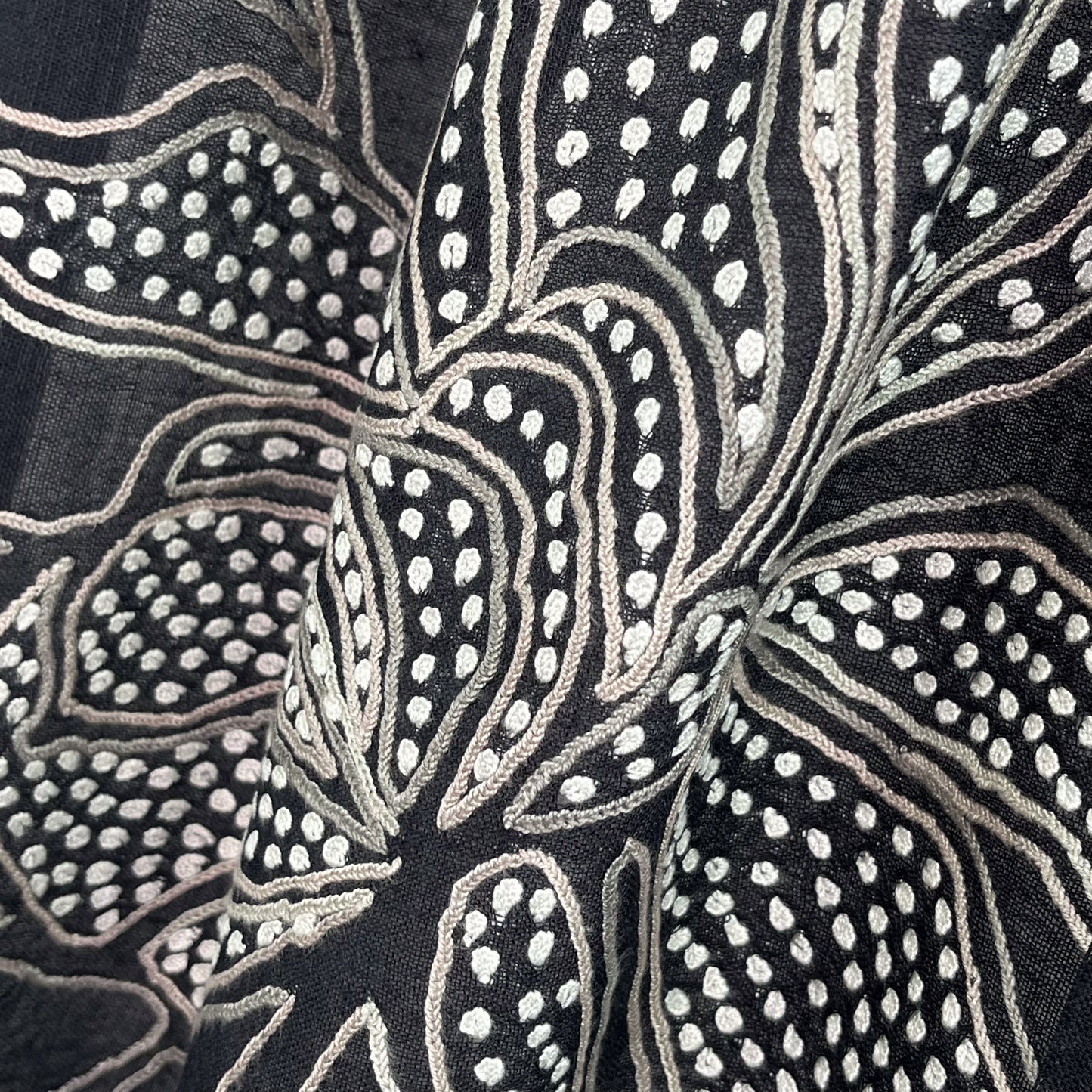 Line & Dot Flower 薄手ウール&シルク アリー手刺繍ストール (オフブラック)