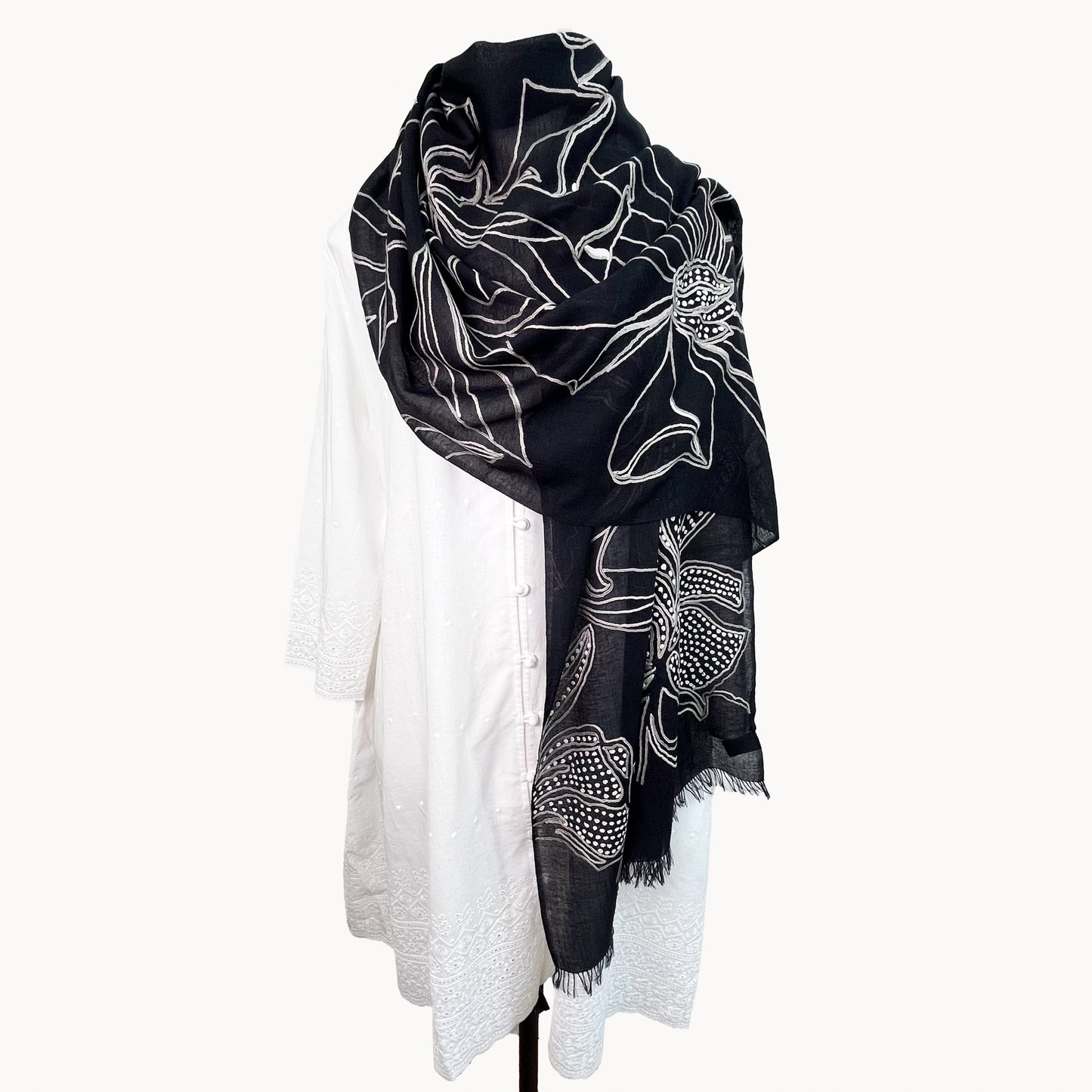 Line & Dot Flower 薄手ウール&シルク アリー手刺繍ストール (オフブラック)