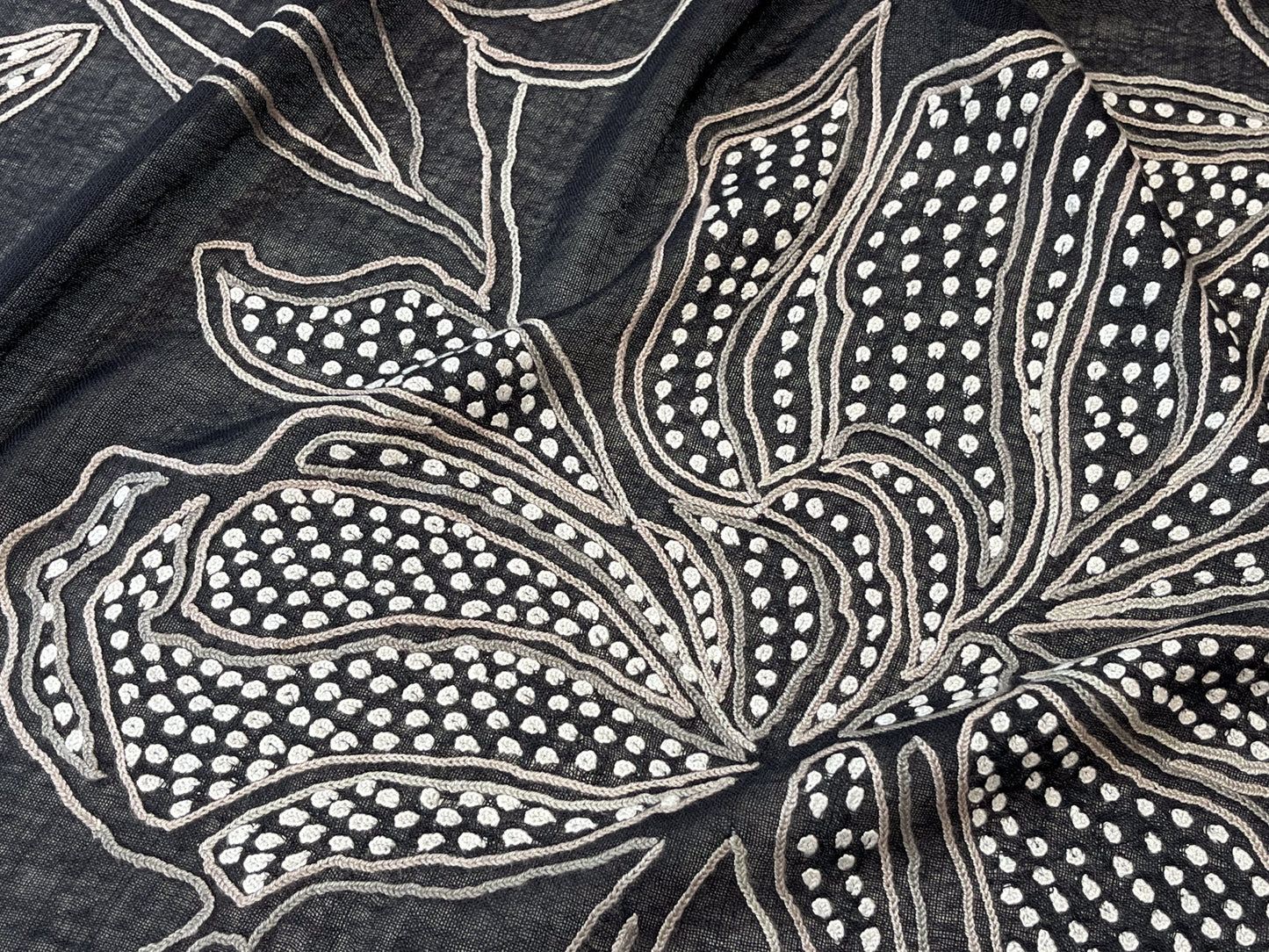 Line & Dot Flower 薄手ウール&シルク アリー手刺繍ストール (オフブラック)