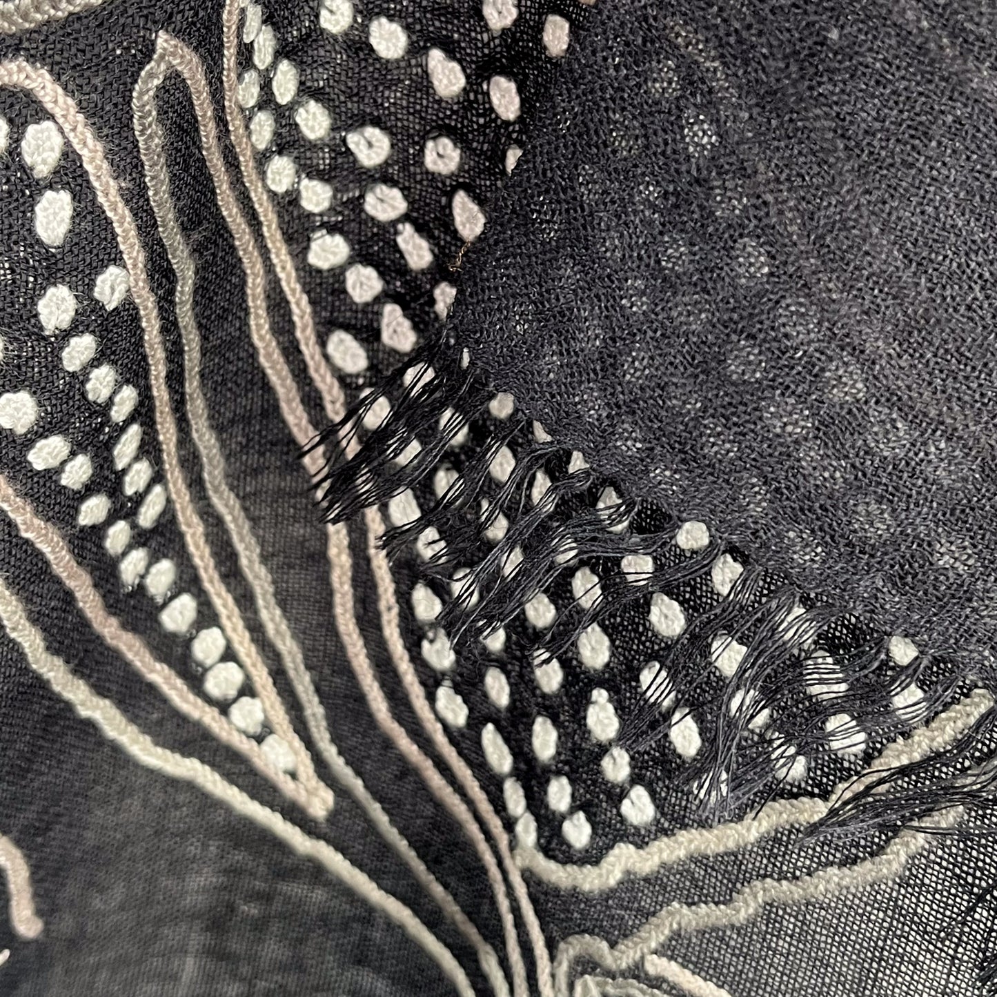 Line & Dot Flower 薄手ウール&シルク アリー手刺繍ストール (オフブラック)