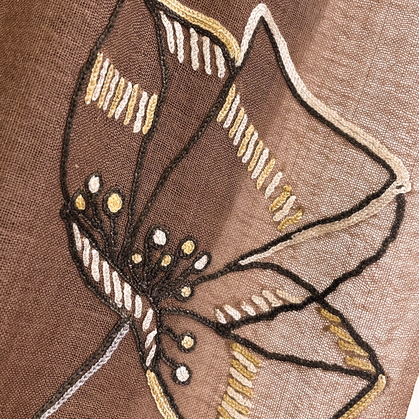 ウール&シルク アリー手刺繍ストール(ダークベージュ)