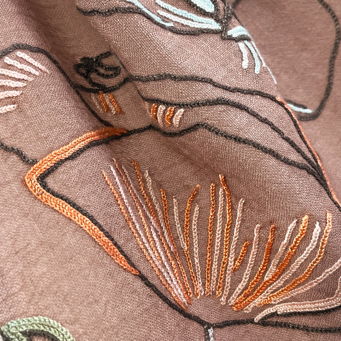 ウール&シルク アリー手刺繍ストール(ダークベージュ)