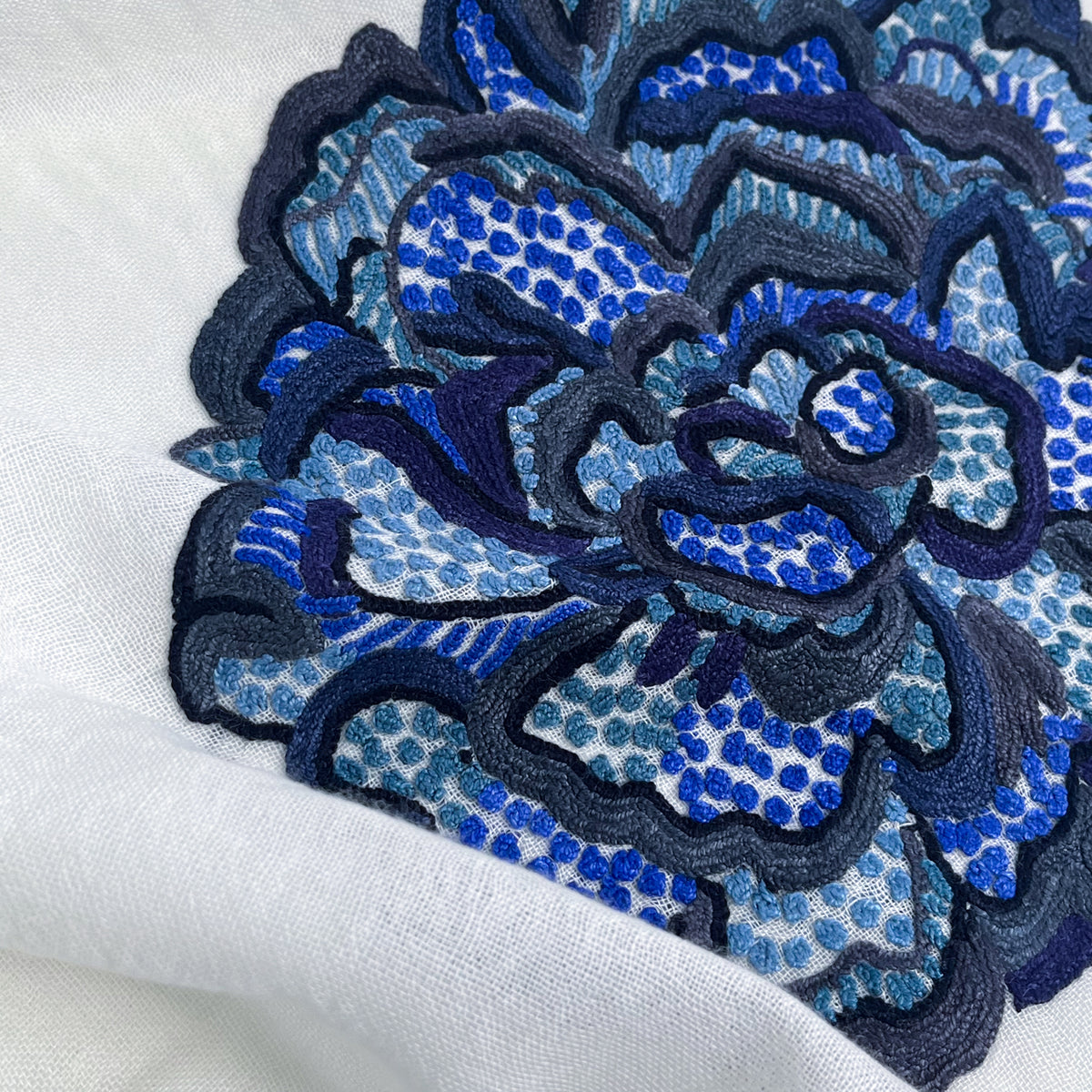 フラワーモチーフ 薄手ウール&シルク アリー手刺繍ストール (ホワイト/ブラック)