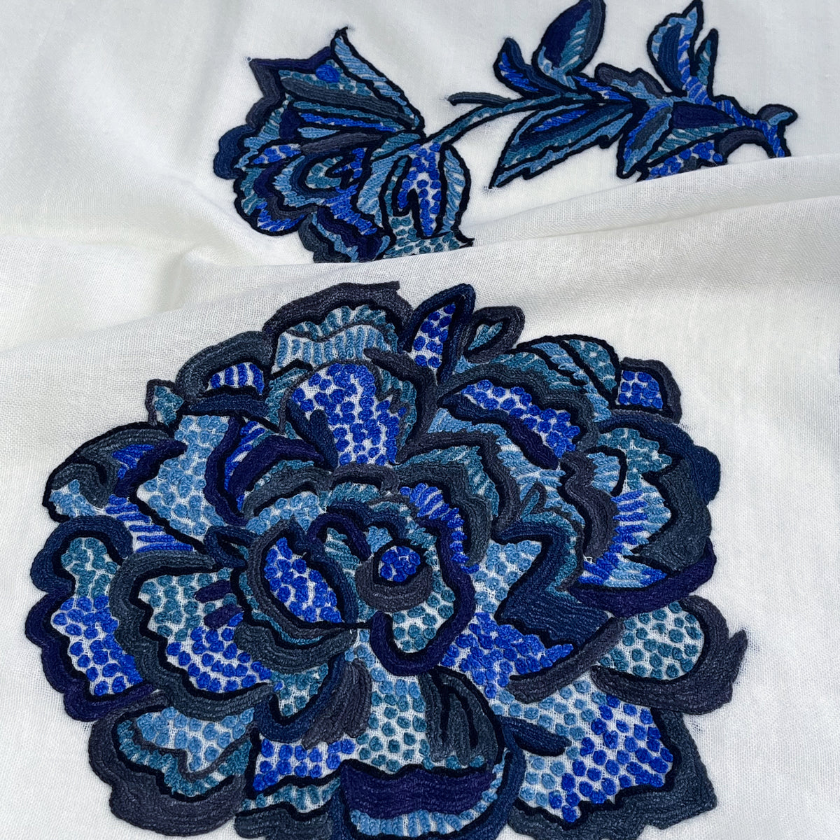 フラワーモチーフ 薄手ウール&シルク アリー手刺繍ストール (ホワイト/ブラック)