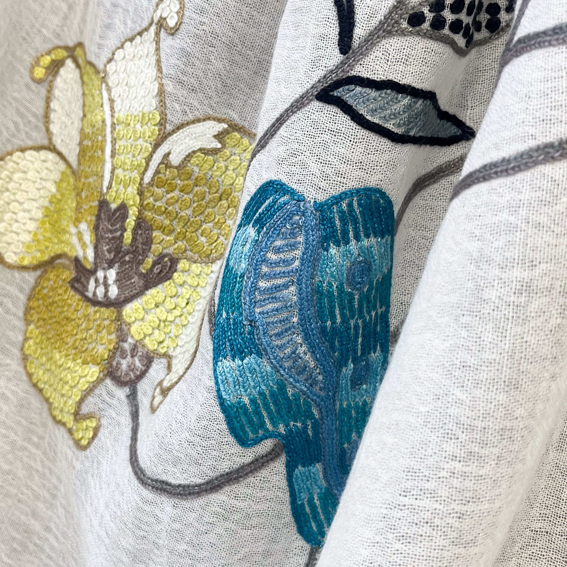 フラワー 薄手ウール&シルク 手刺繍ストール (ホワイト) – TARA BLANCA