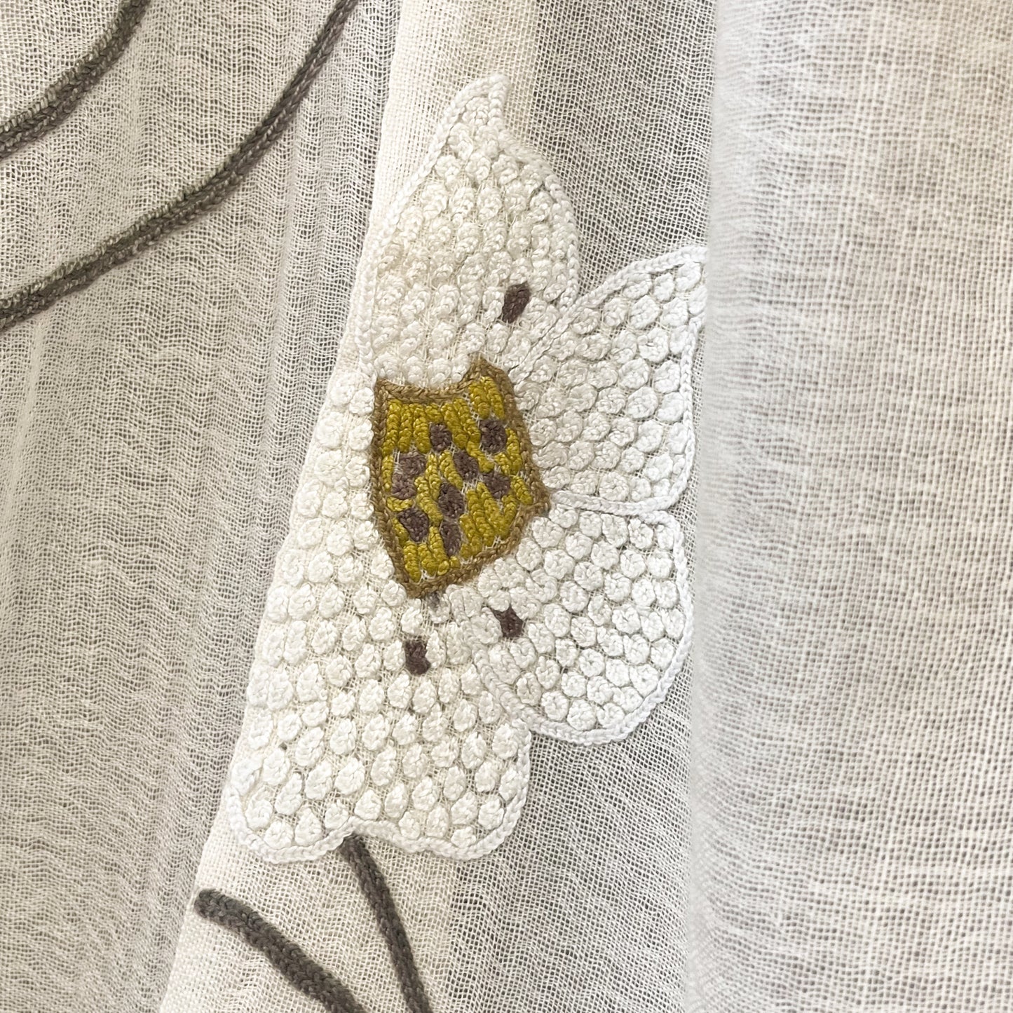 フラワー 薄手ウール&シルク 手刺繍ストール (ホワイト)