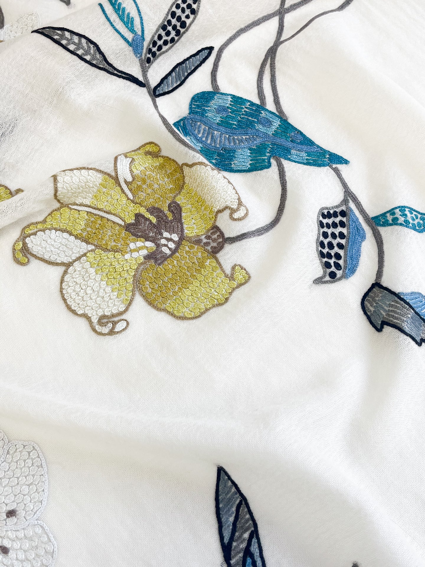 FLOATING FLOWER 薄手ウール&シルク 手刺繍ストール (ホワイト) – TARA