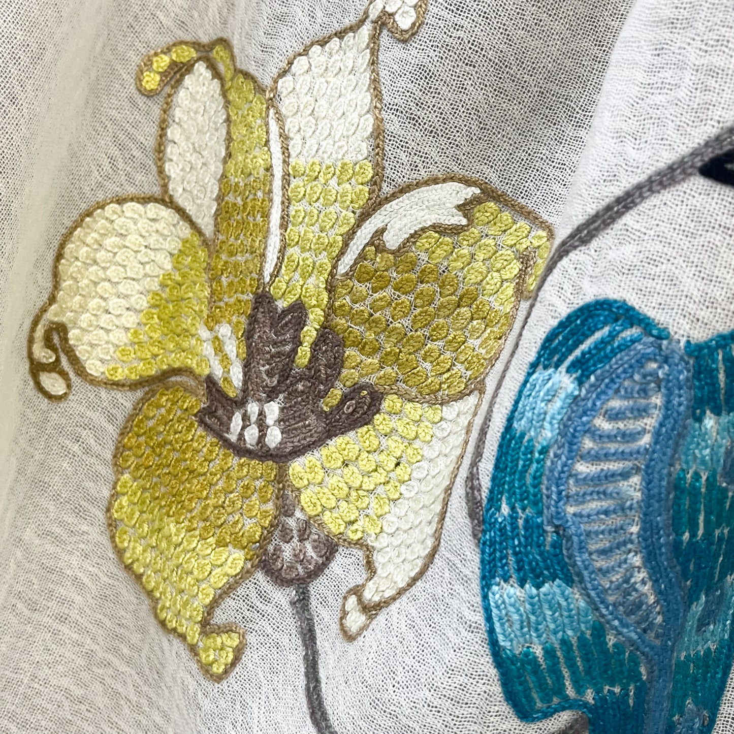 フラワー 薄手ウール&シルク 手刺繍ストール (ホワイト)