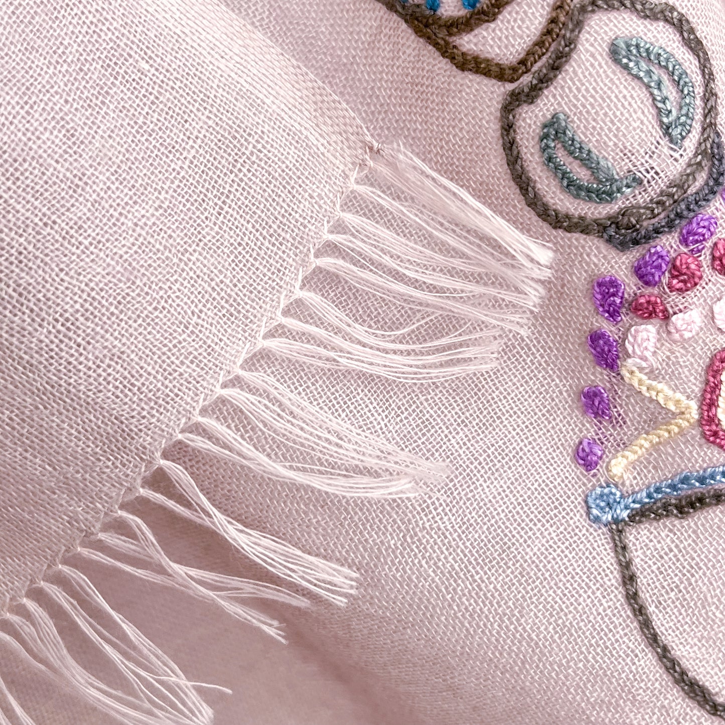 薄手ウールシルク アリー手刺繍ストール (ライトピンク)