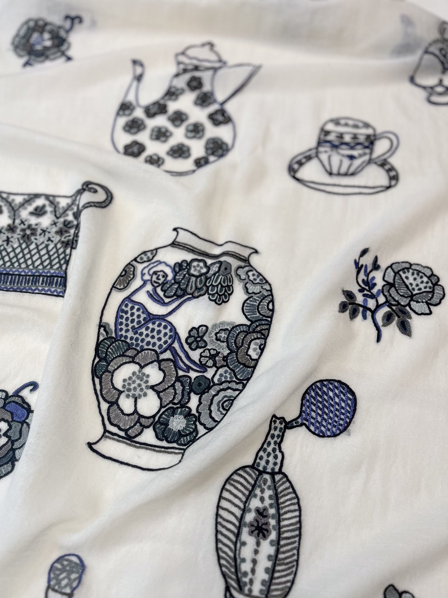 薄手ウールシルク アリー手刺繍ストール (ホワイト/ブラック)