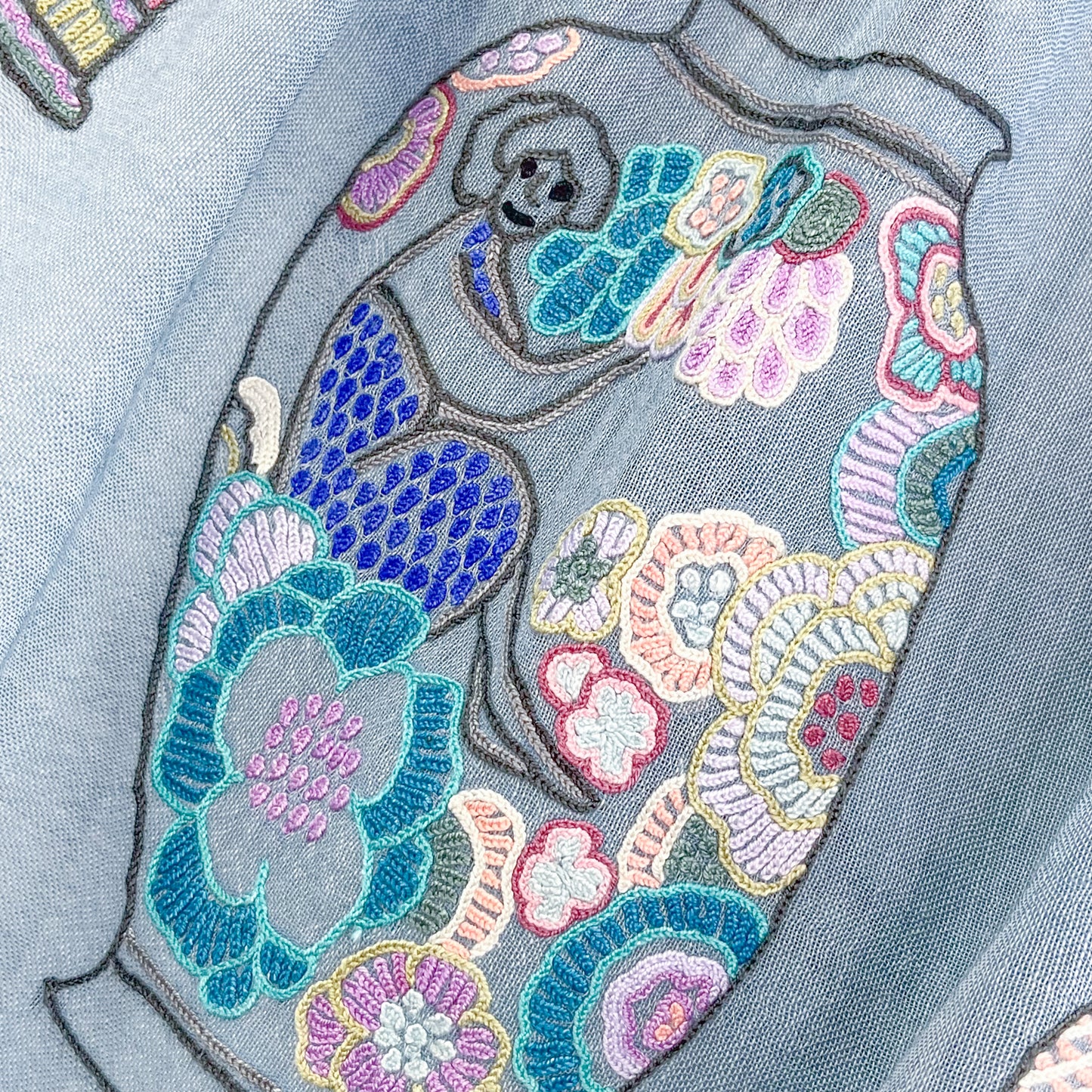 薄手ウールシルク アリー手刺繍ストール (ブルーグレー/ライトブルー)