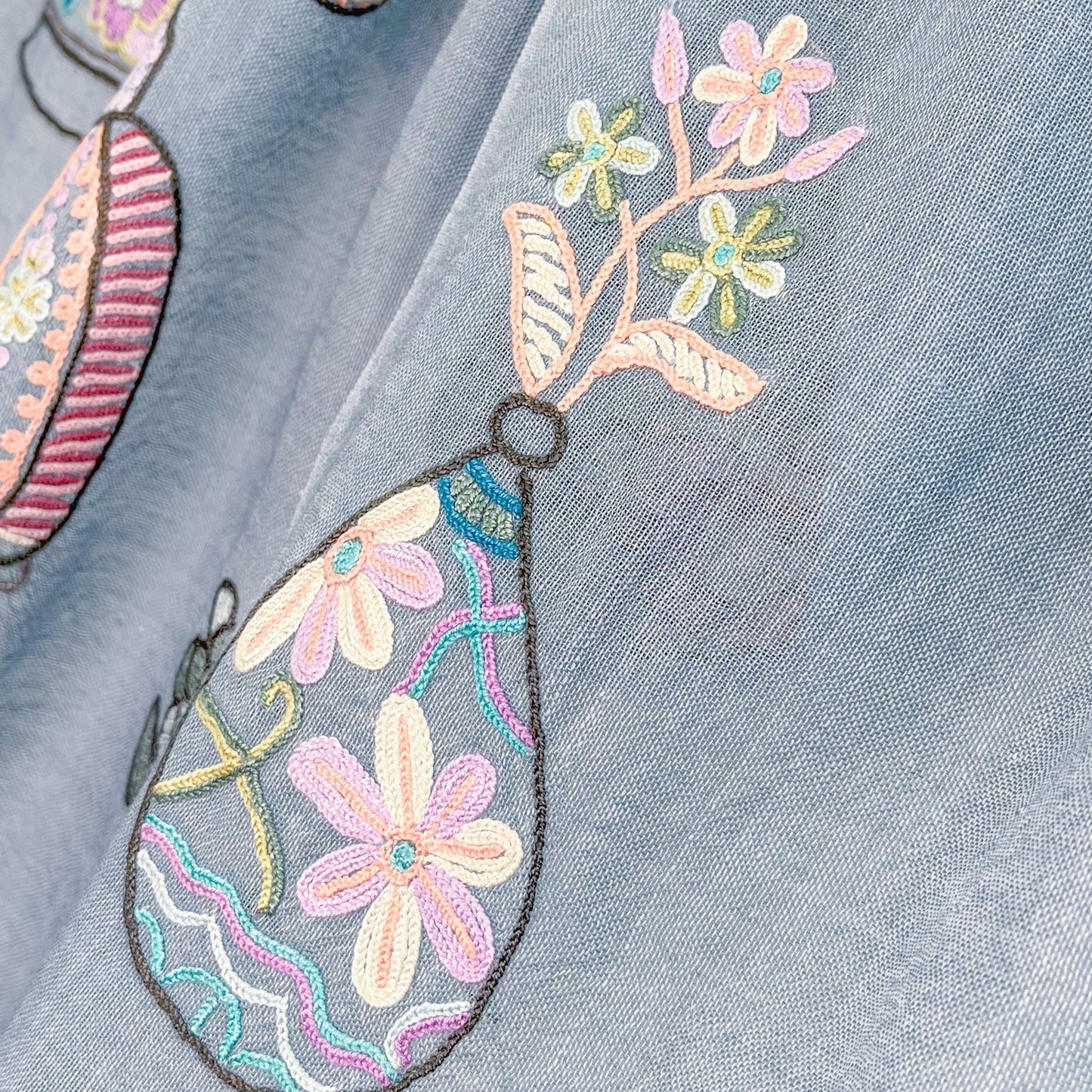 薄手ウールシルク アリー手刺繍ストール (ブルーグレー/ライトブルー)