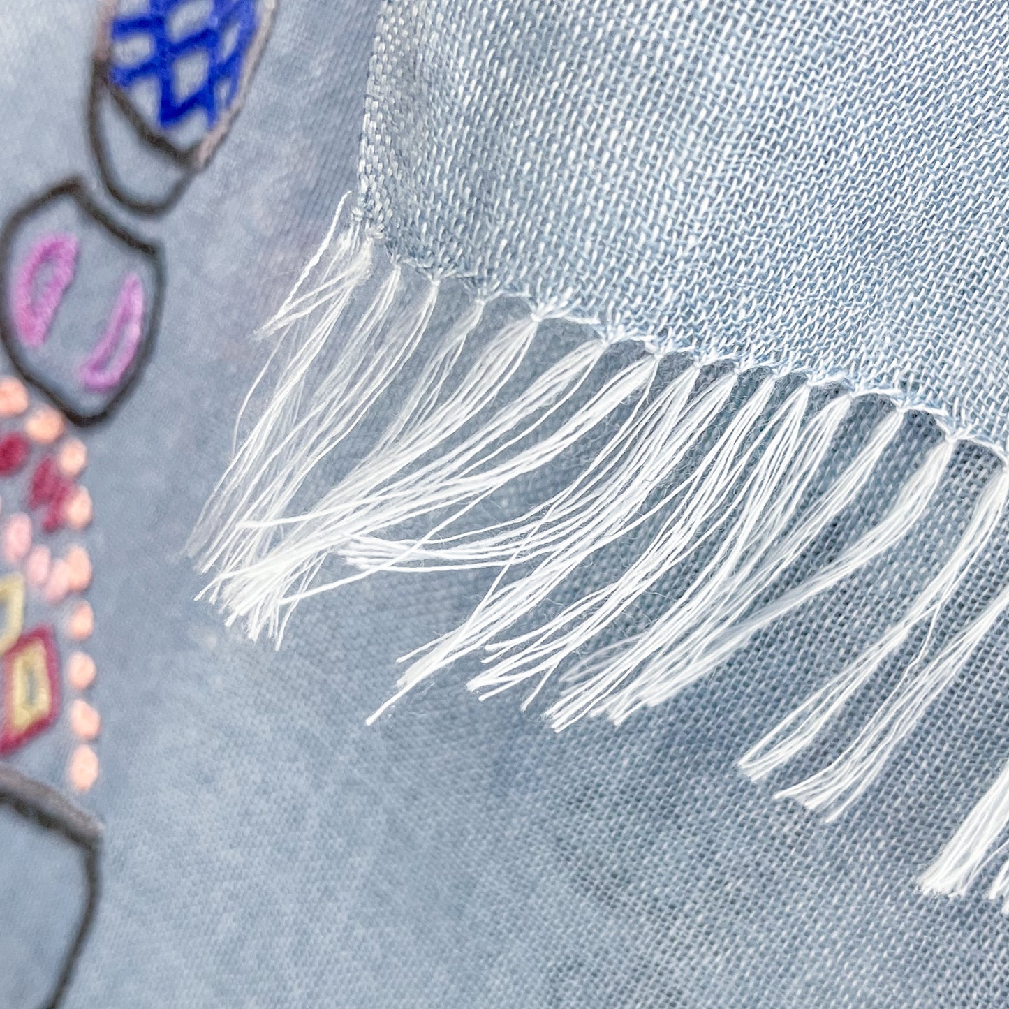 薄手ウールシルク アリー手刺繍ストール (ブルーグレー/ライトブルー)