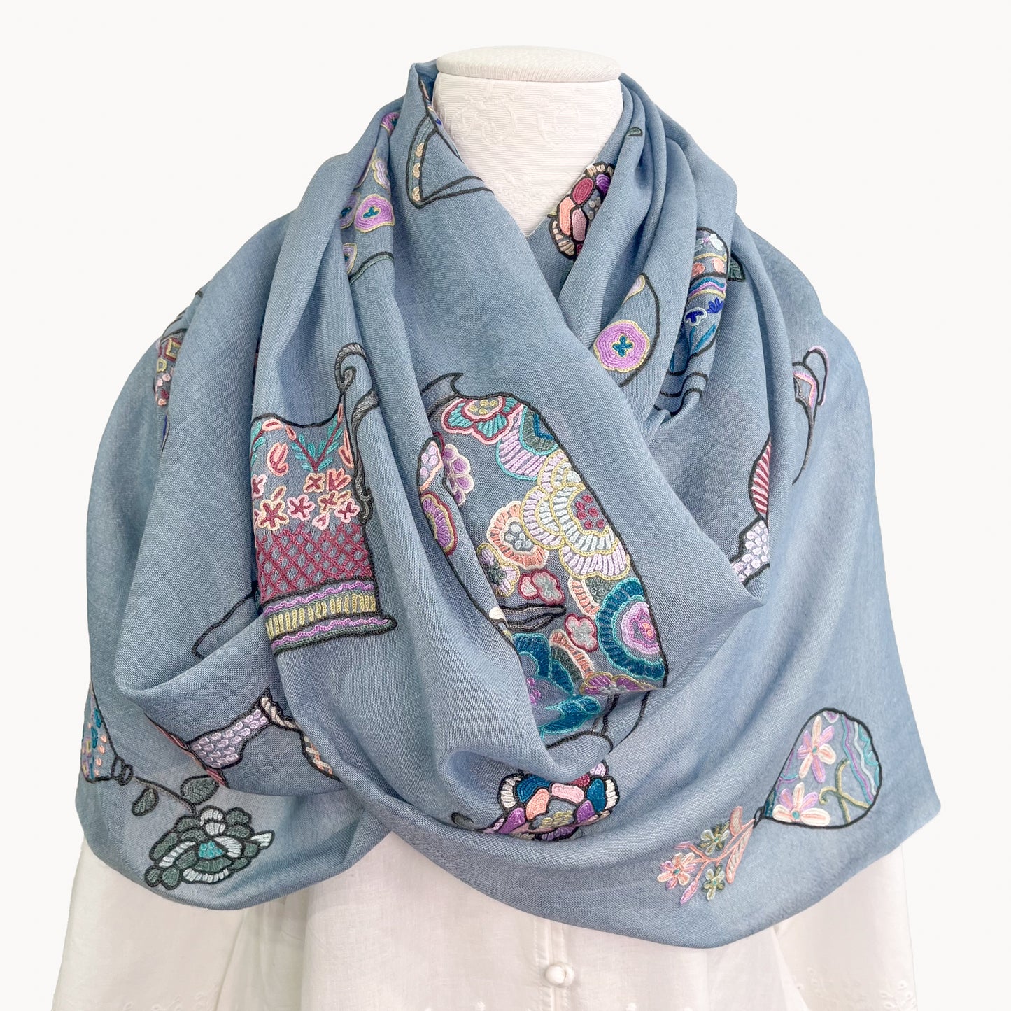 薄手ウールシルク アリー手刺繍ストール (ブルーグレー/ライトブルー)