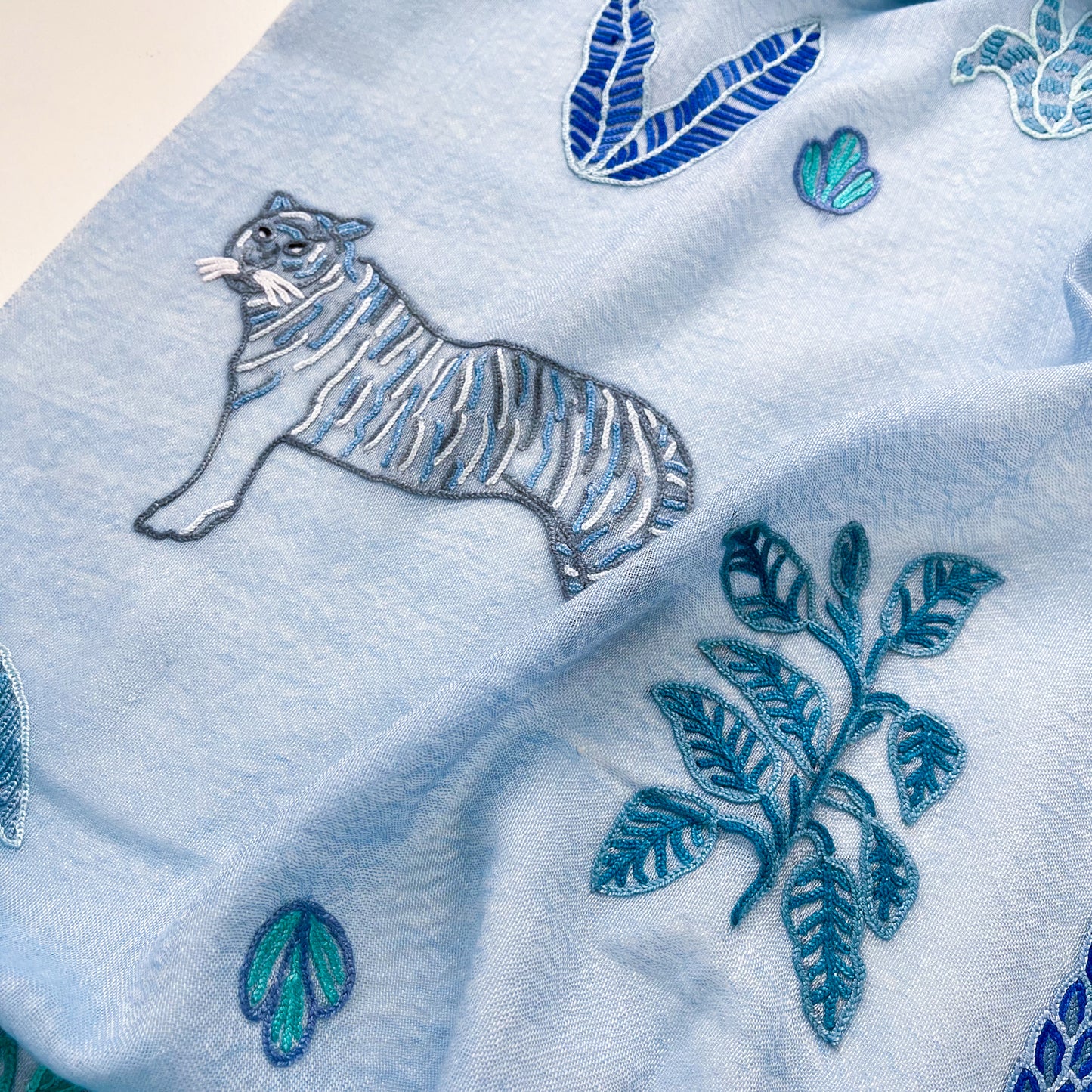 SAFARI DANCEゼブラ柄 薄手ウール&シルク アリー手刺繍ストール (ライトブルー)