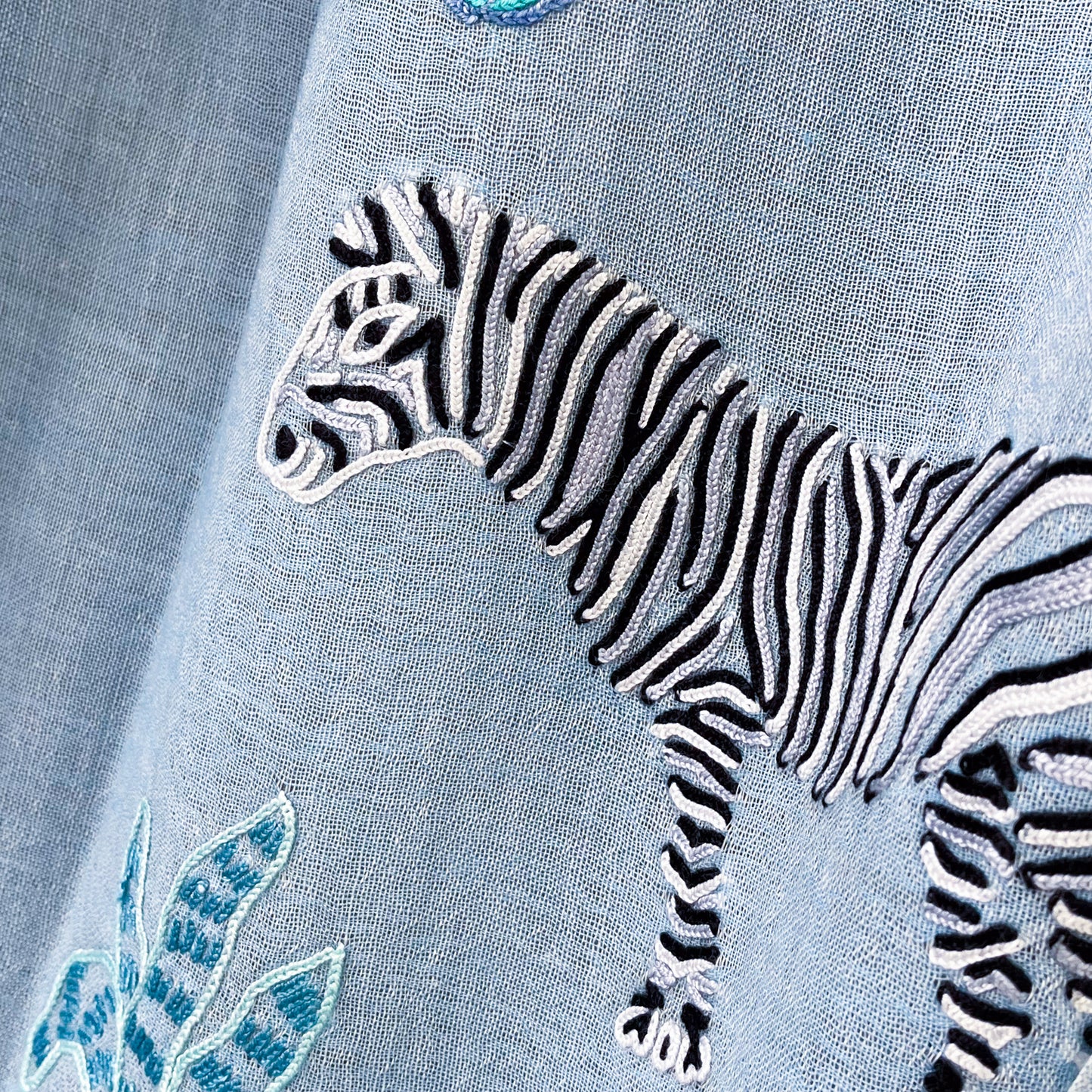 SAFARI DANCEゼブラ柄 薄手ウール&シルク アリー手刺繍ストール (ライトブルー)
