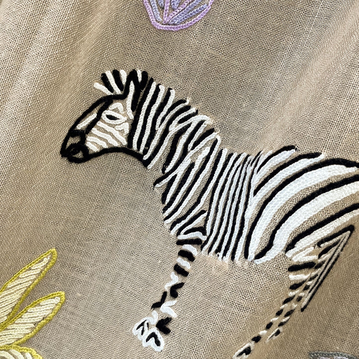 SAFARI DANCEゼブラ柄 薄手ウール&シルク アリー手刺繍ストール (ライトベージュ)
