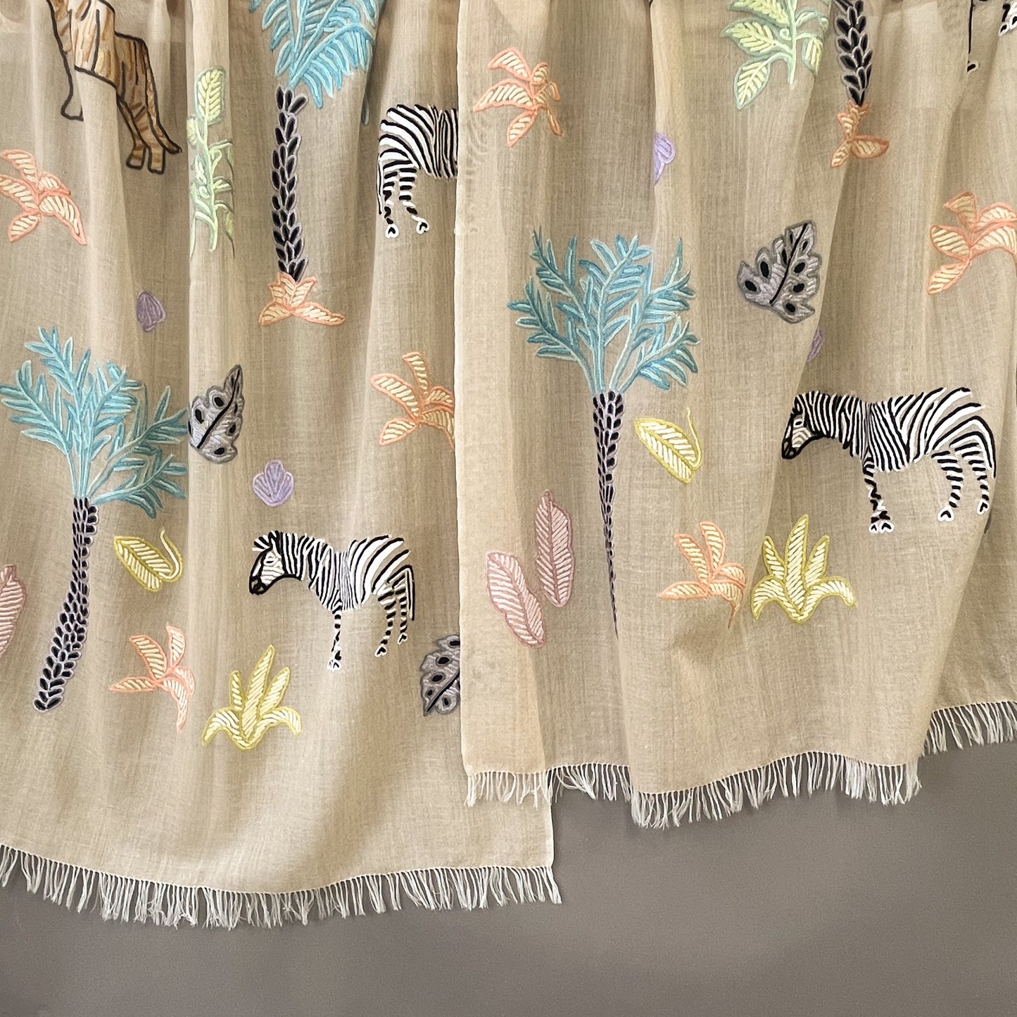 SAFARI DANCEゼブラ柄 薄手ウール&シルク アリー手刺繍ストール (ライトベージュ)