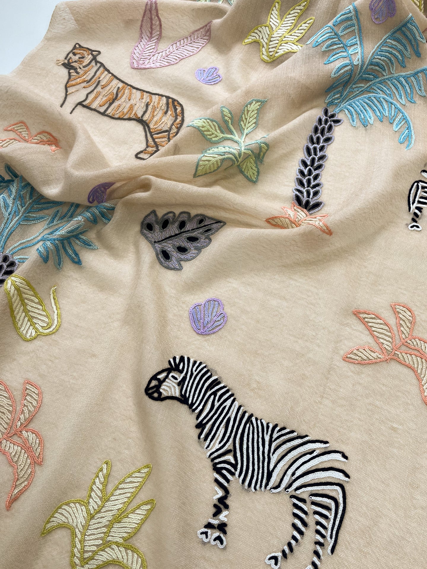 SAFARI DANCEゼブラ柄 薄手ウール&シルク アリー手刺繍ストール (ライトベージュ)