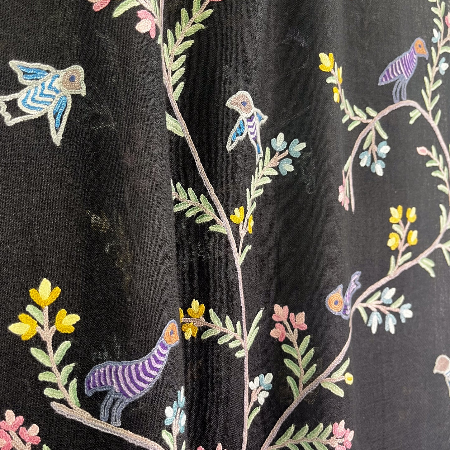 Tree of Life 薄手ウール&シルク アリー手刺繍ストール (オフブラック)