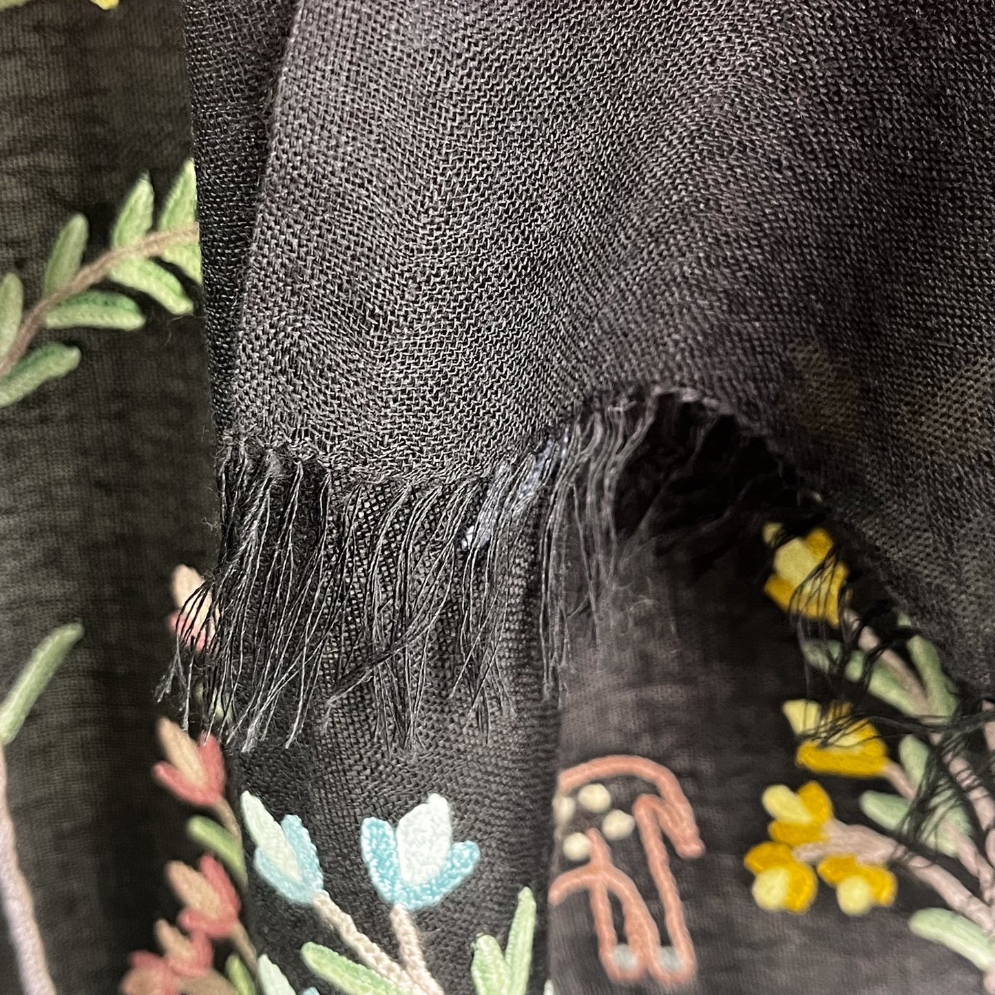 Tree of Life 薄手ウール&シルク アリー手刺繍ストール (オフブラック)