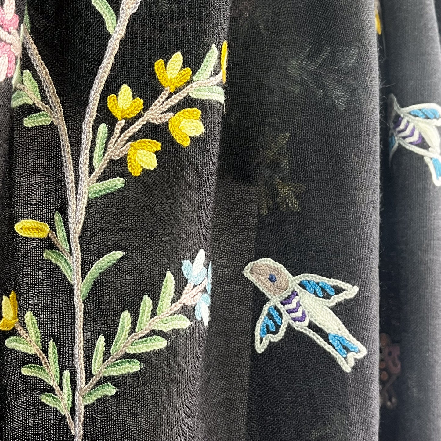 Tree of Life 薄手ウール&シルク アリー手刺繍ストール (オフブラック)