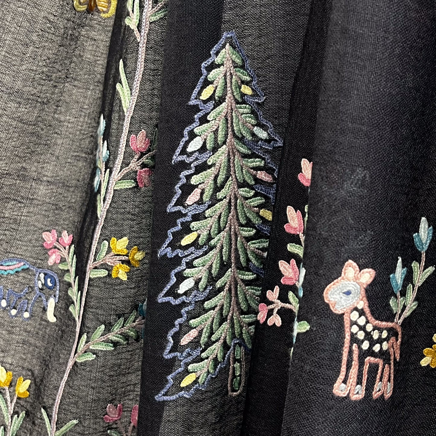 Tree of Life 薄手ウール&シルク アリー手刺繍ストール (オフブラック)