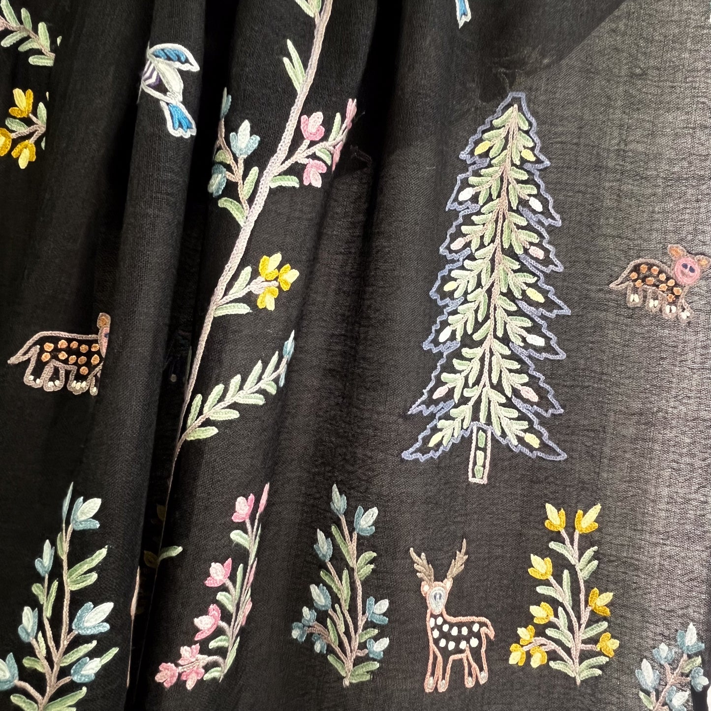 Tree of Life 薄手ウール&シルク アリー手刺繍ストール (オフブラック)