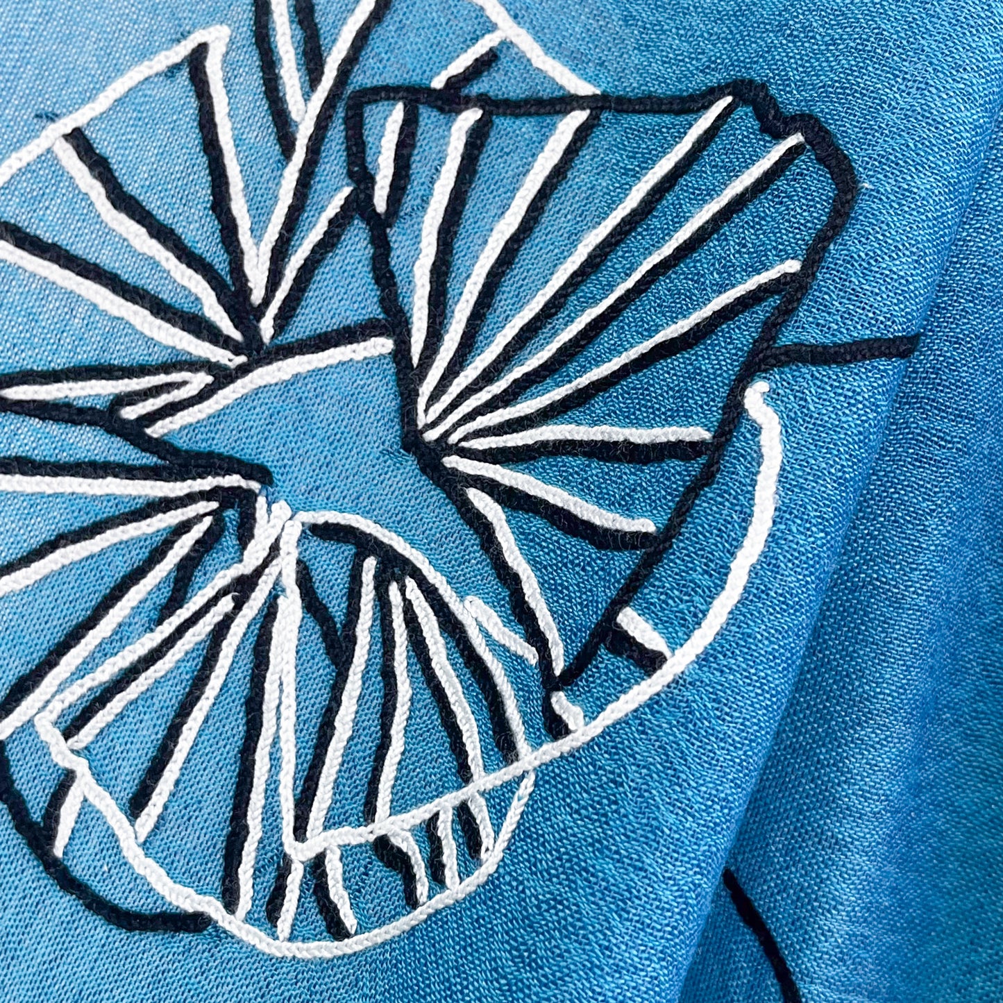 Ammonite ウール&シルク アリー手刺繍ストール(ターコイズ)