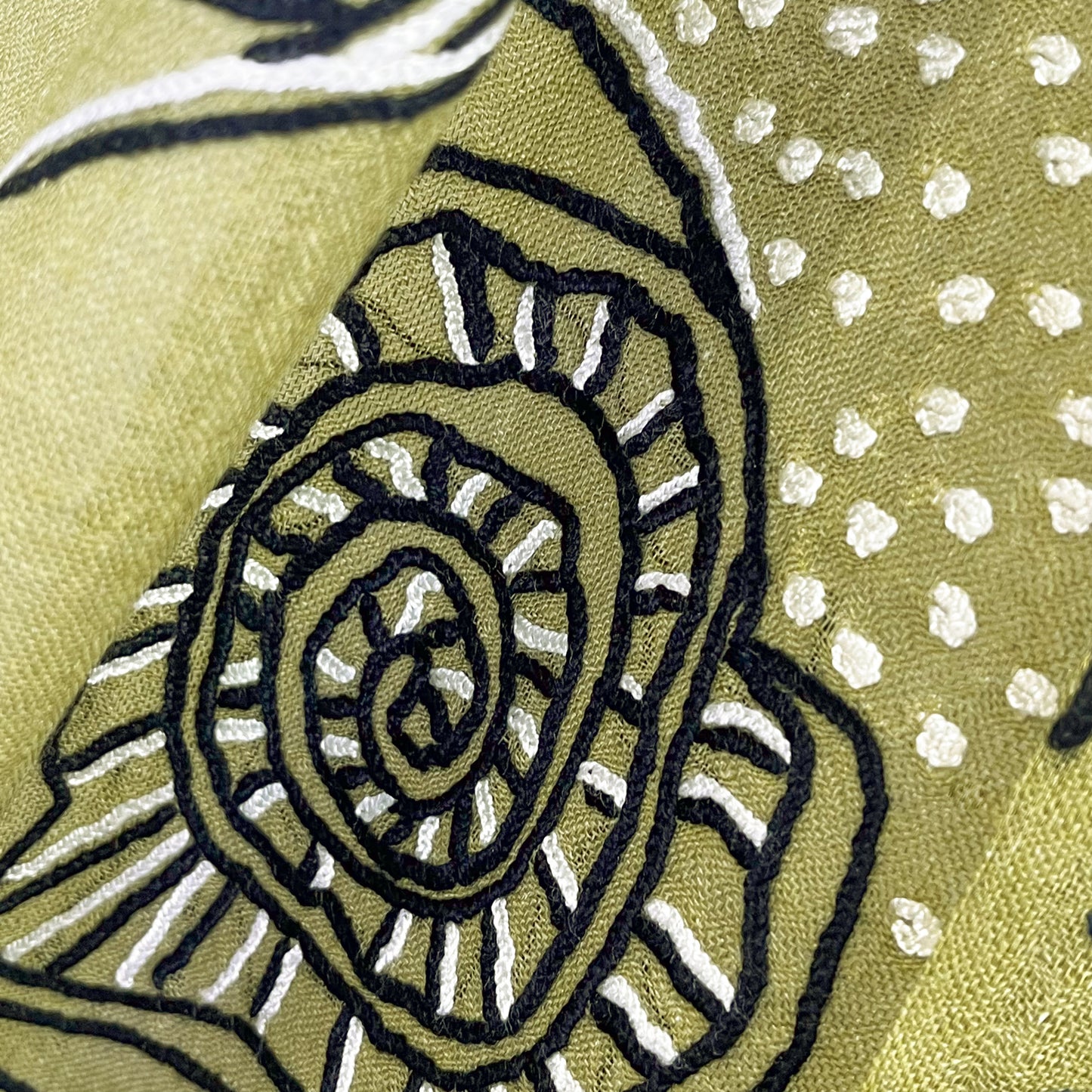 Ammonite ウール&シルク アリー手刺繍ストール(カーキ)
