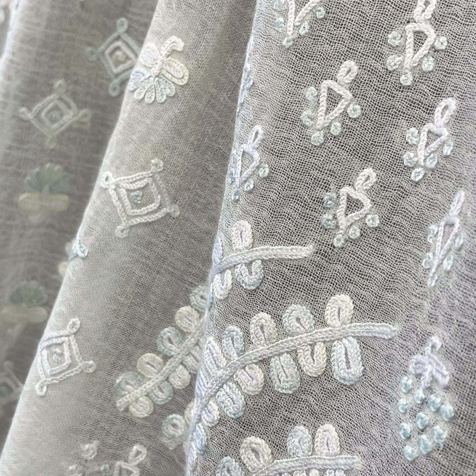 薄手ウール&シルク アリー手刺繍ストール (ホワイト/ライトグリーン