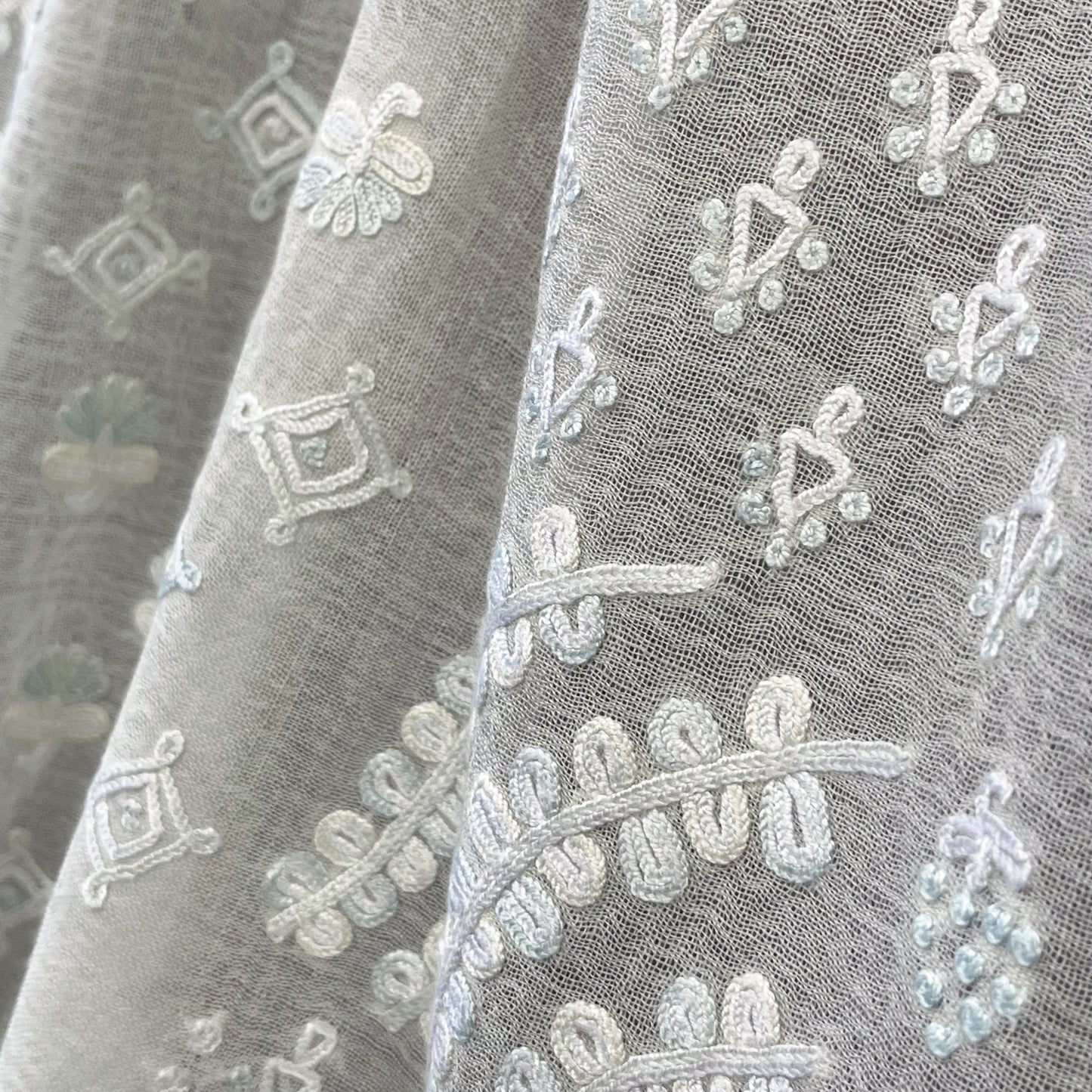Lightweight Wool & Silk Ari hand-embroidered stole (White/Light green)